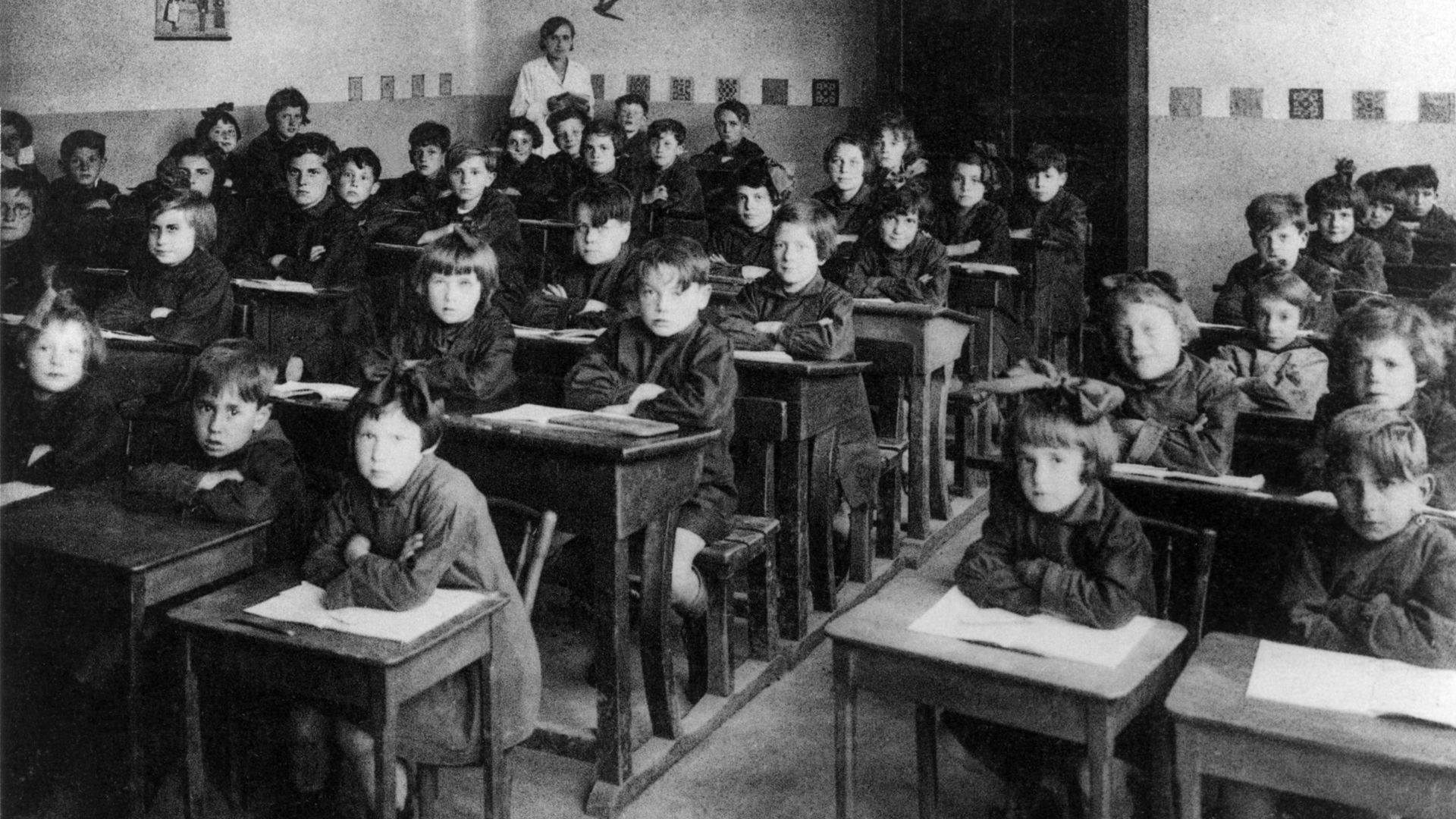L’uniforme scolaire : entre archaïsme, utopie et modernité, une histoire politique mouvementée