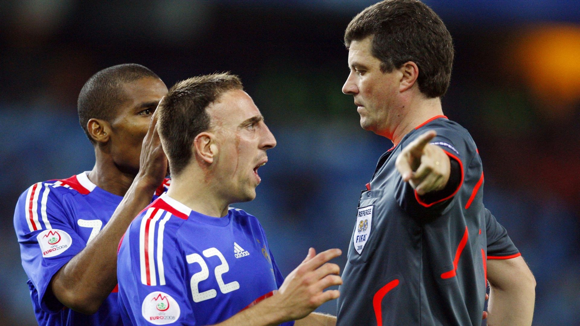 Herbert Fandel face à Franck Ribéry à l’Euro 2008.