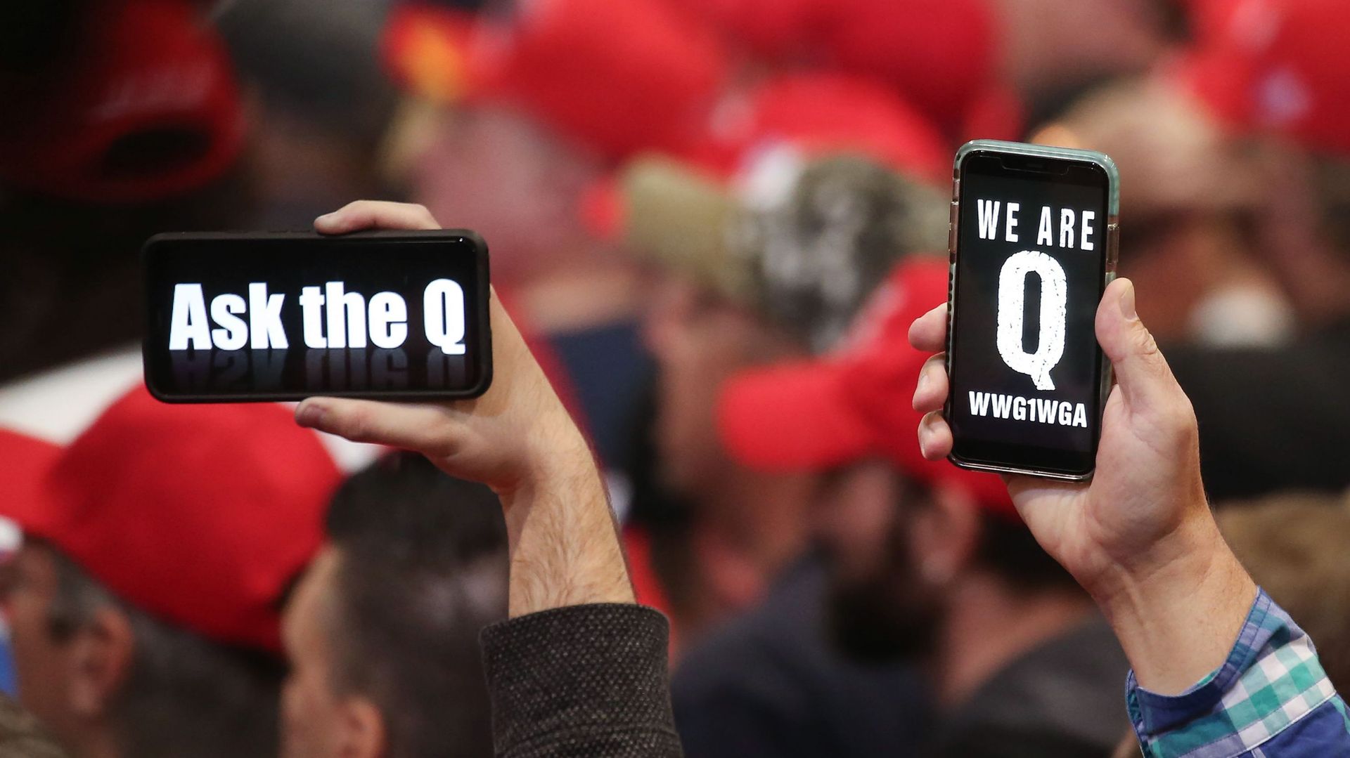 Des partisans du président Donald Trump brandissent leur téléphone avec des messages faisant référence à la théorie conspirationniste QAnon lors d’un meeting de campagne au Las Vegas Convention Center le 21 février 2020.