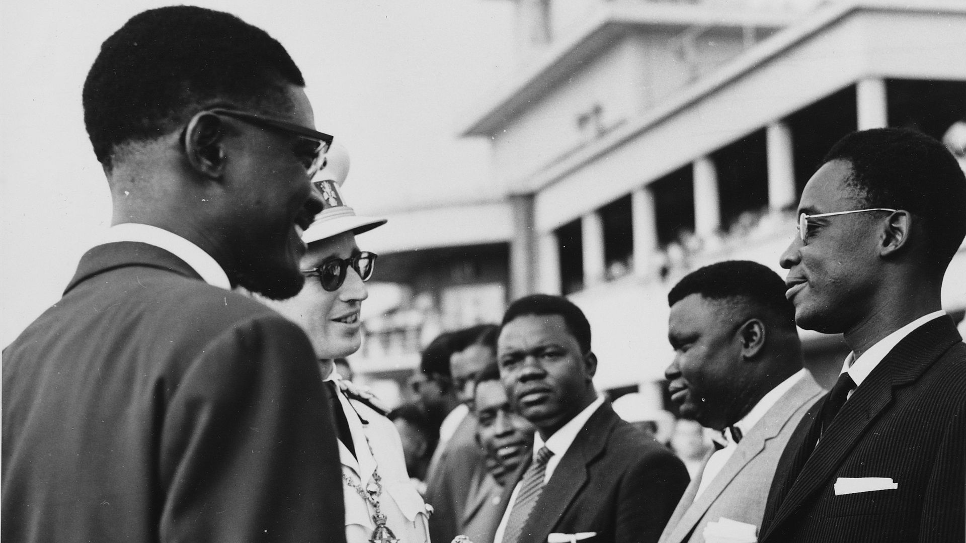 Le 29 juin, le Premier ministre Lumumba présente les membres de son gouvernement au roi Baudouin. Joseph-Désiré Mobutu est à l’avant-plan à droite