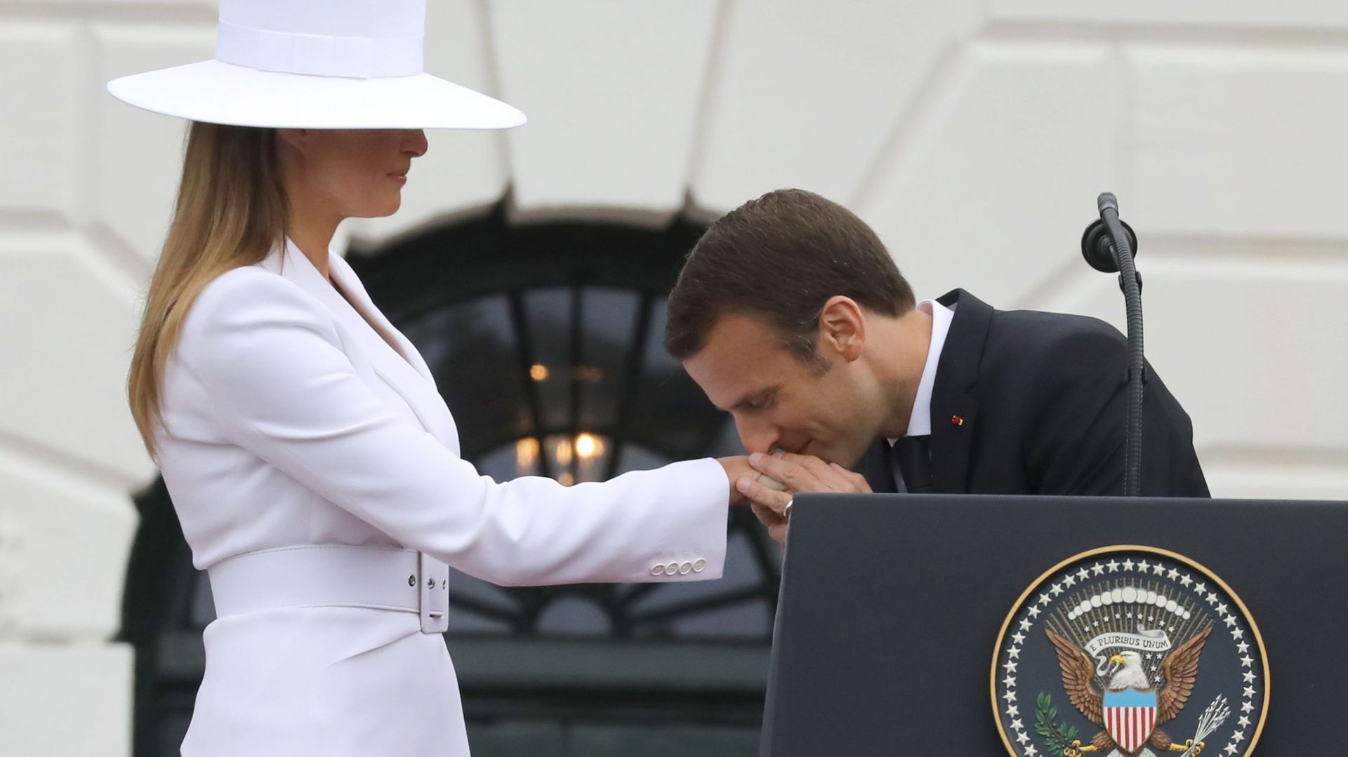 Emmanuel Macron fait un baise-main à Melania Trump.