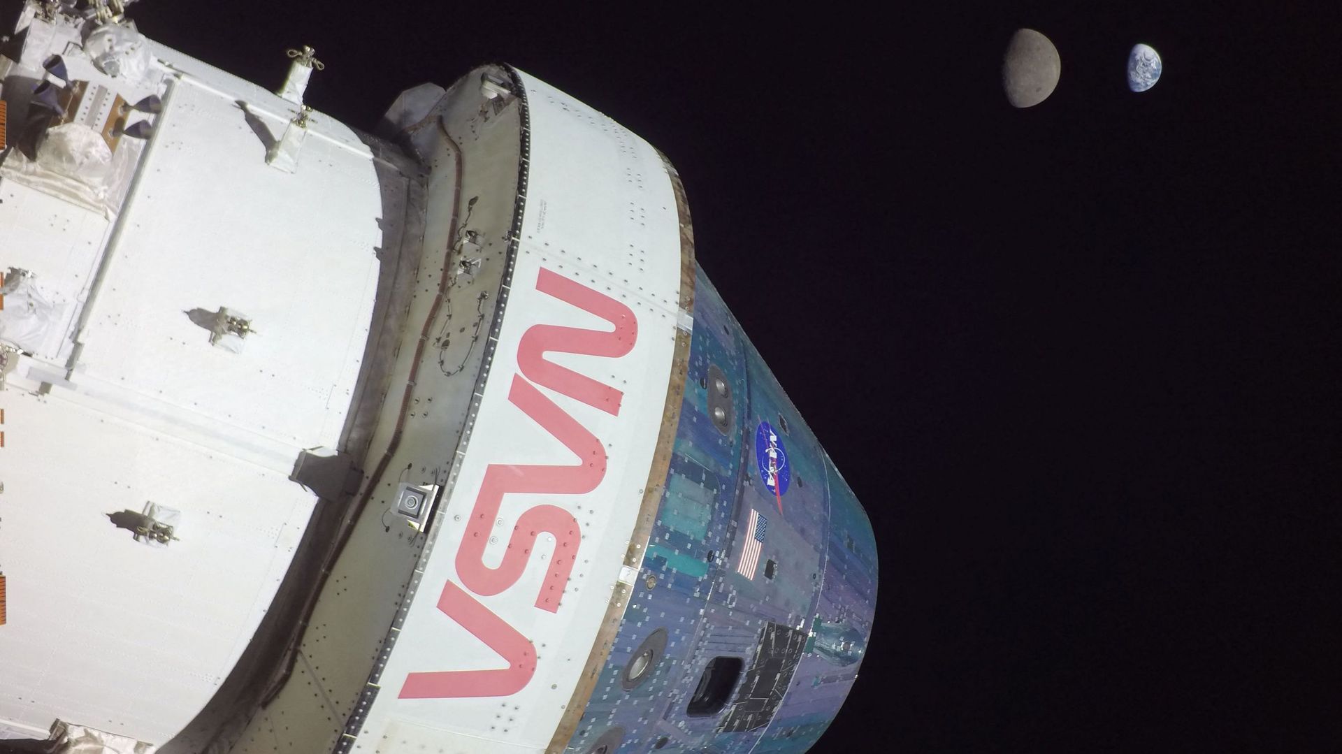 Sur cette image publiée par la Nasa le 28 novembre 2022, jour 13 du vol, le vaisseau spatial Orion a atteint sa distance maximale par rapport à la Terre (arrière R) pendant la mission Artemis I sur la Lune (arrière C), alors qu’il se trouvait à 268.563 mi