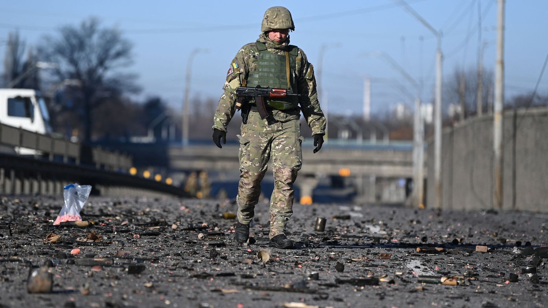 Un soldat ukrainien marche à travers des débris sur le côté ouest de la capitale ukrainienne de Kiev.