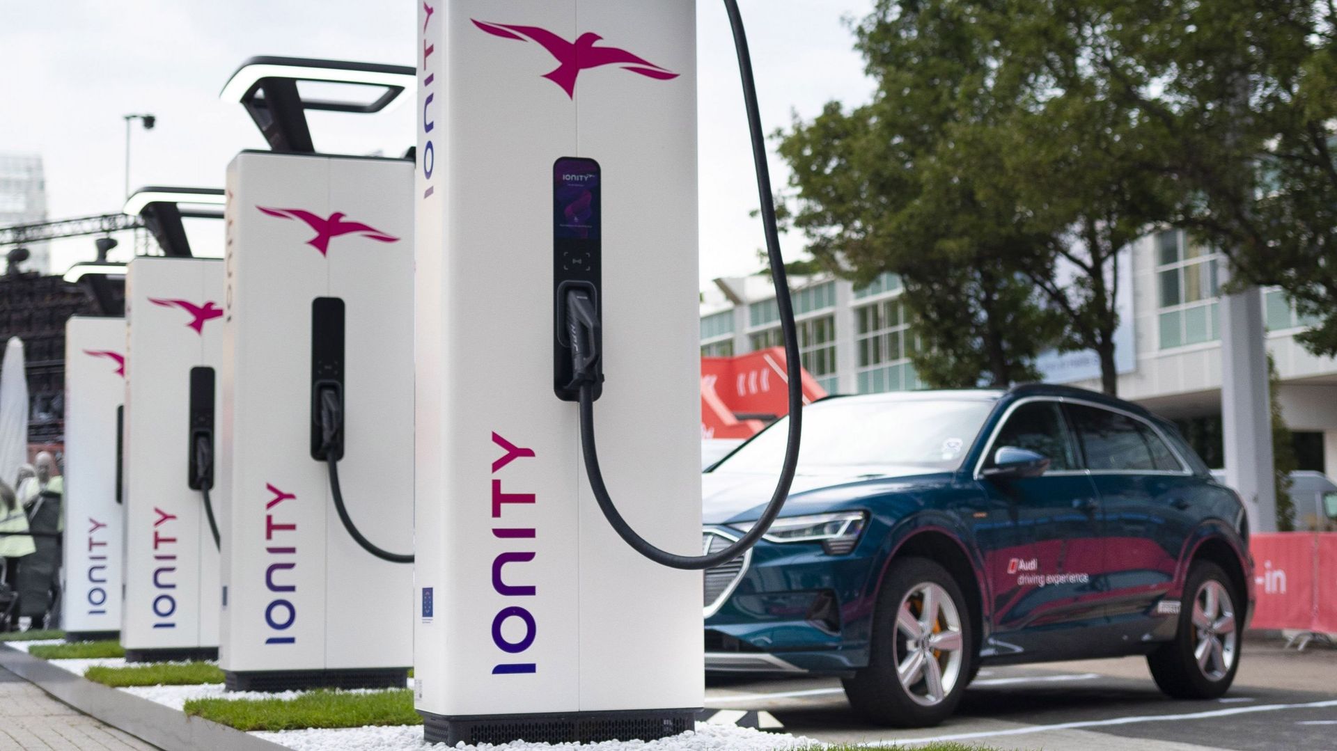 De 0,30 €/kWh plus abonnement à 0,79 €/kWh plus frais de service. Les prix chez Ionity varient selon votre fournisseur... et votre voiture !