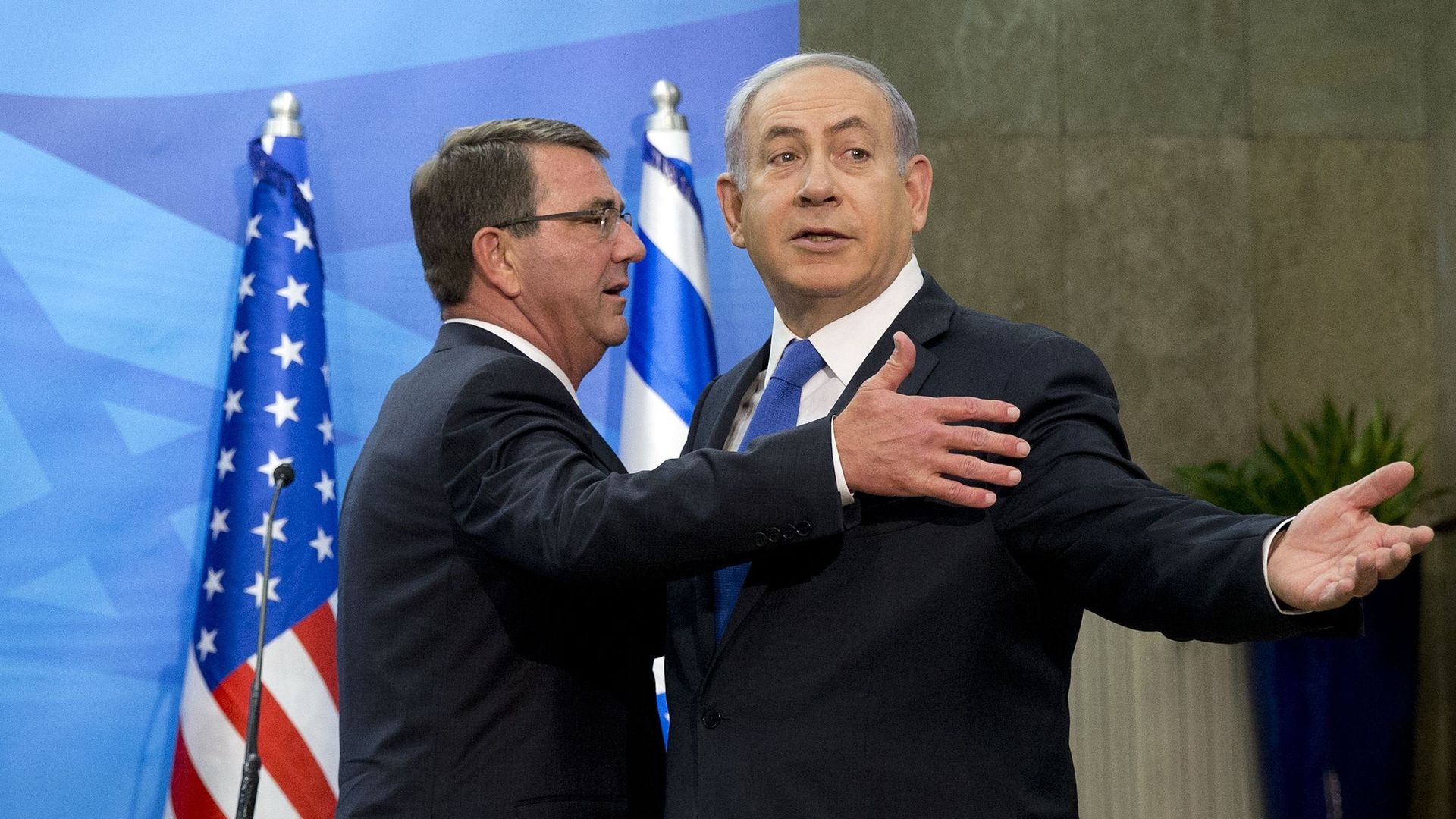 Le secrétaire américain à la Défense Ashton Carter (g) est accueilli par le Premier ministre israélien Benjamin Netanyahu. 