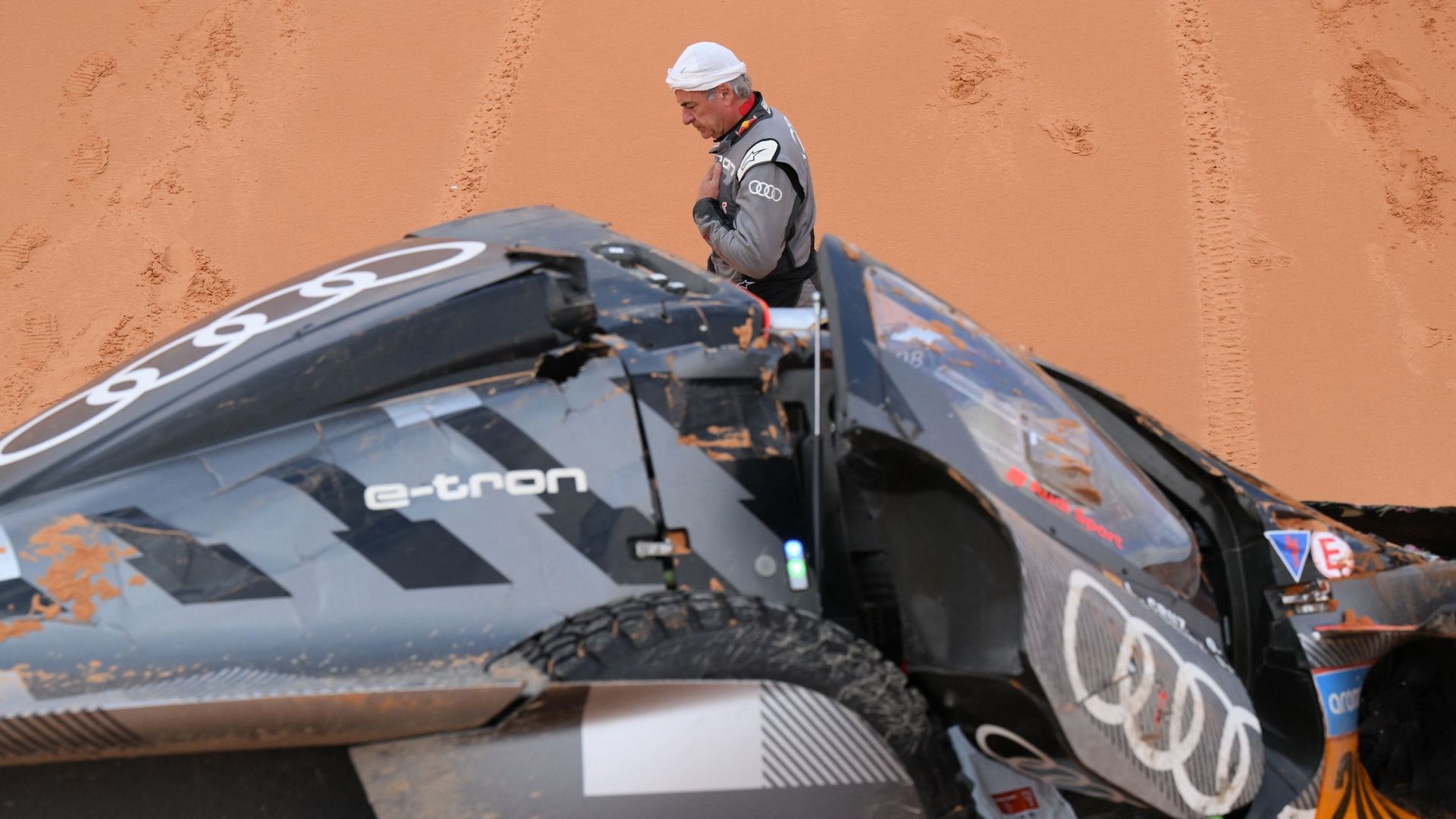 L’Espagnol Carlos Sainz a été victime d’un accident spectaculaire quand son Audi est partie en tonneau, mardi lors de la 9e étape du Dakar-2023, et a finalement été contraint à l’abandon, a annoncé le triple vainqueur de l’épreuve.