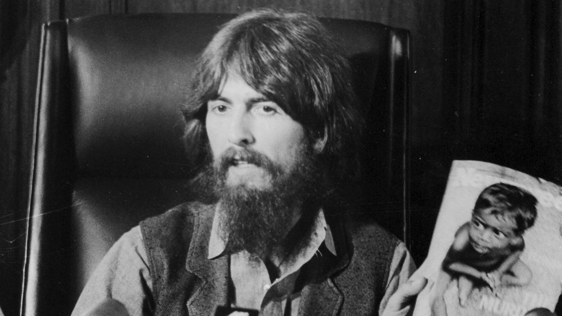 George Harrison lors d’une conférence de presse à Manhattan le 26 juillet 1971. Il y annonçait l’organisation de ce concert caritatif venant en aide au peuple du Bangladesh.
