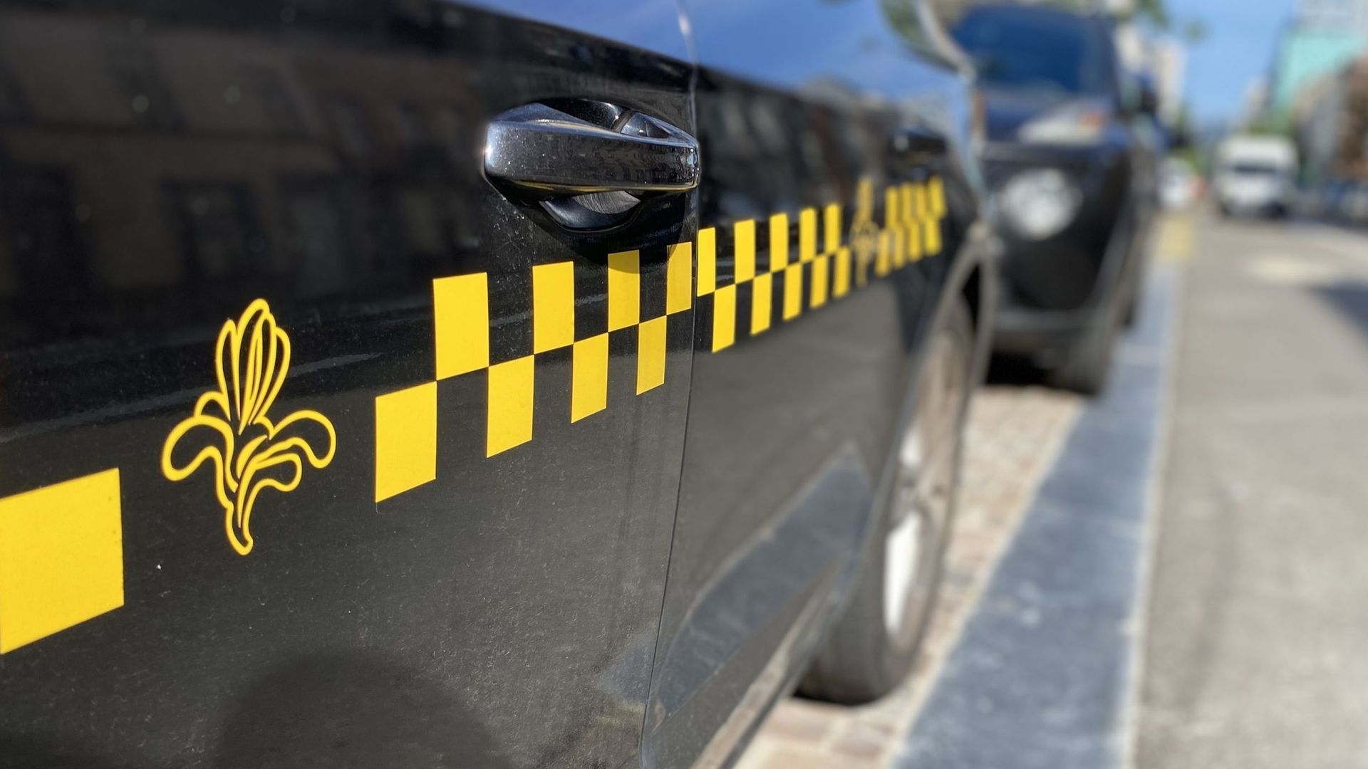 Le noir et le jaune mangue : ces deux couleurs sont apparues sur les taxis bruxellois en 2011.