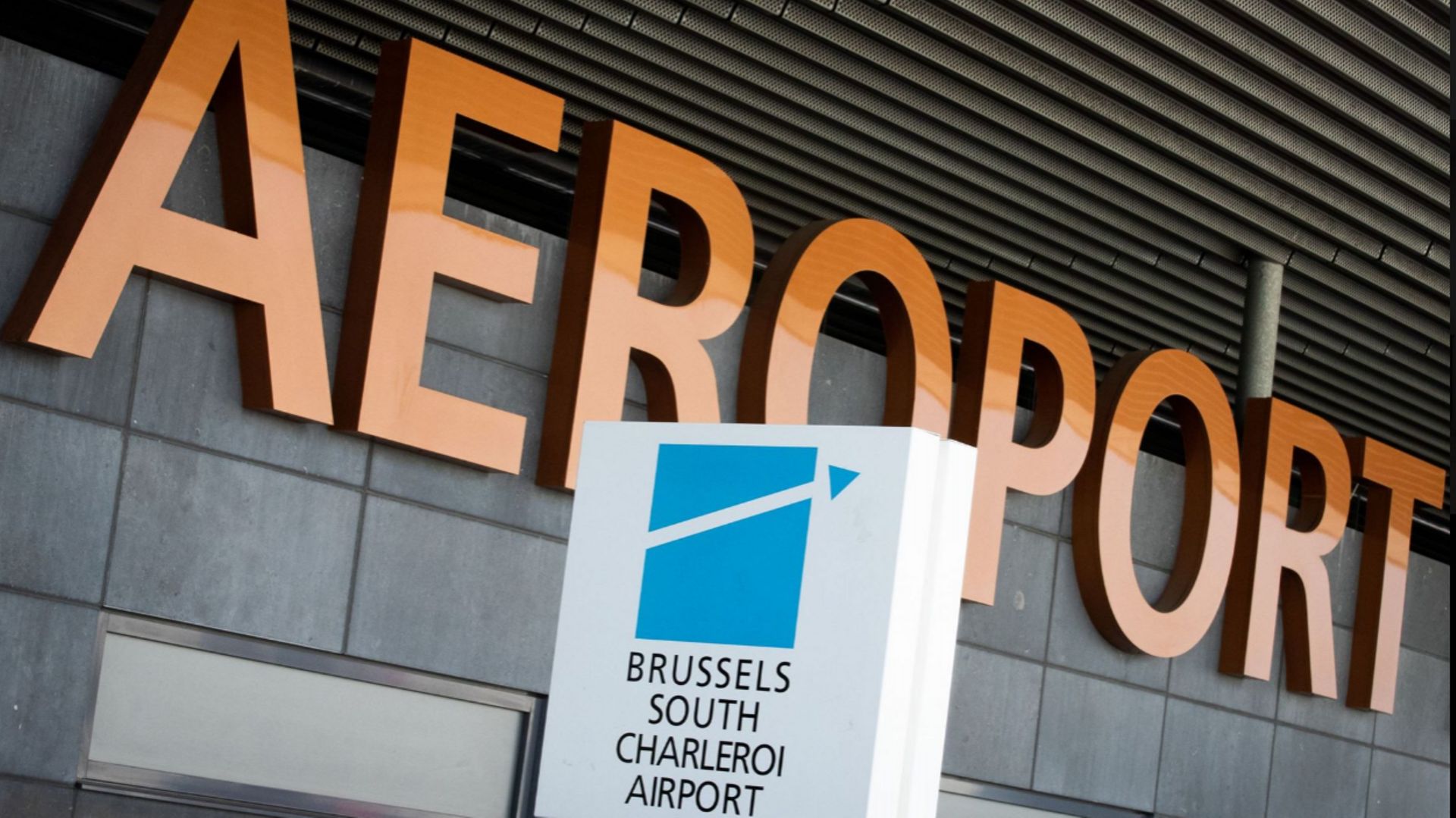 Aéroport de Charleroi : Crucke adresse un carton jaune à la direction