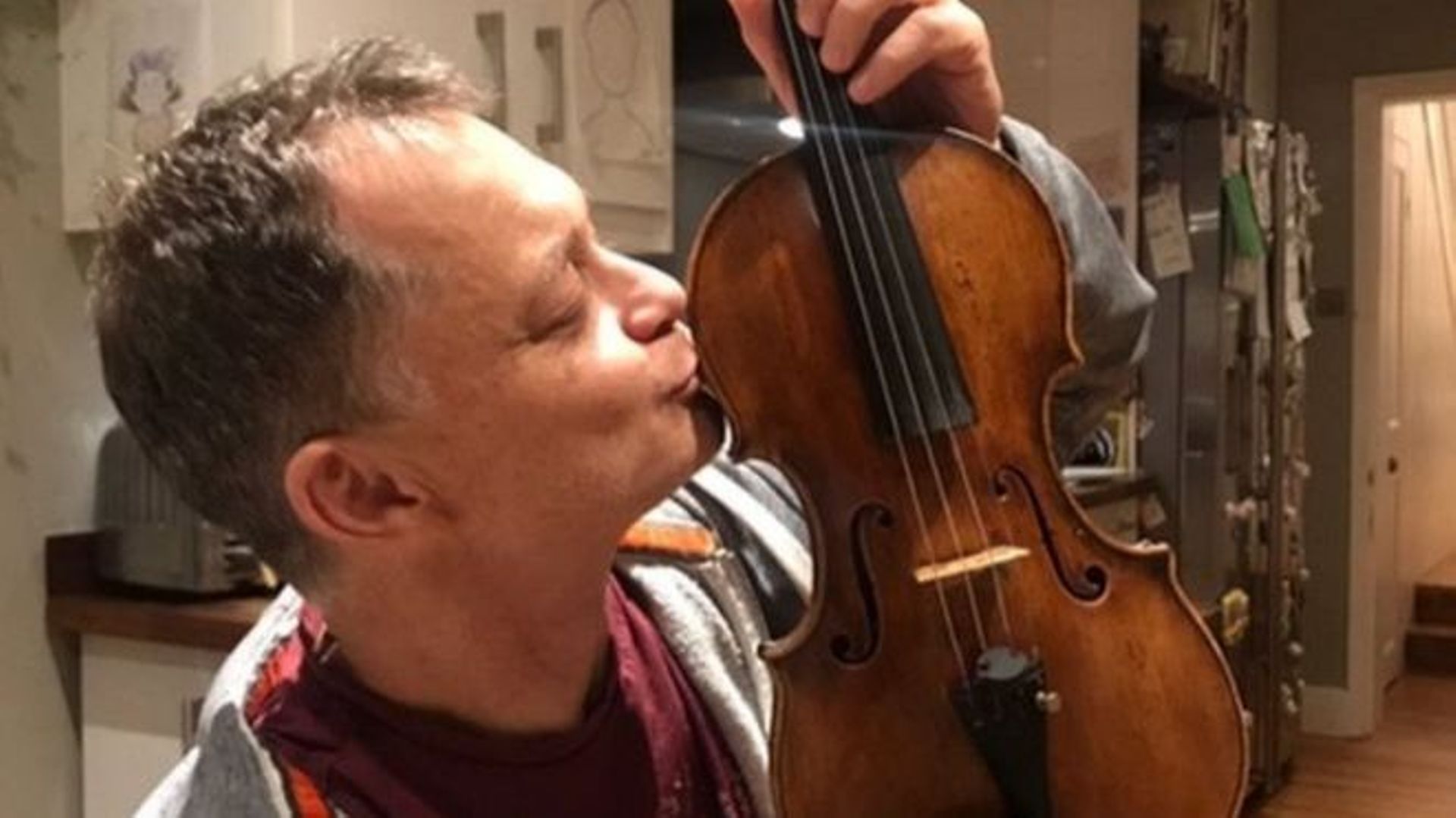 Le violon de 310 ans oublié dans un train londonien rendu à son propriétaire
