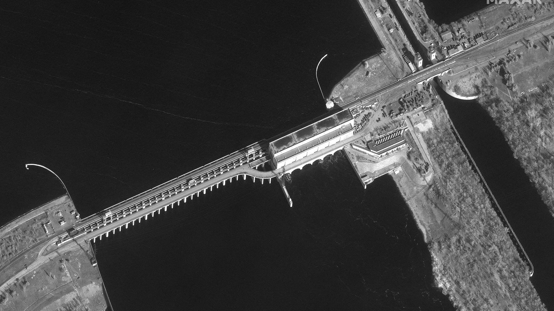 Cette image satellite Maxar, prise et publiée le 26 février 2022, montre une vue d’ensemble de la centrale hydroélectrique de Kakhovka, sur le fleuve Dniepr, dans le sud de l’Ukraine