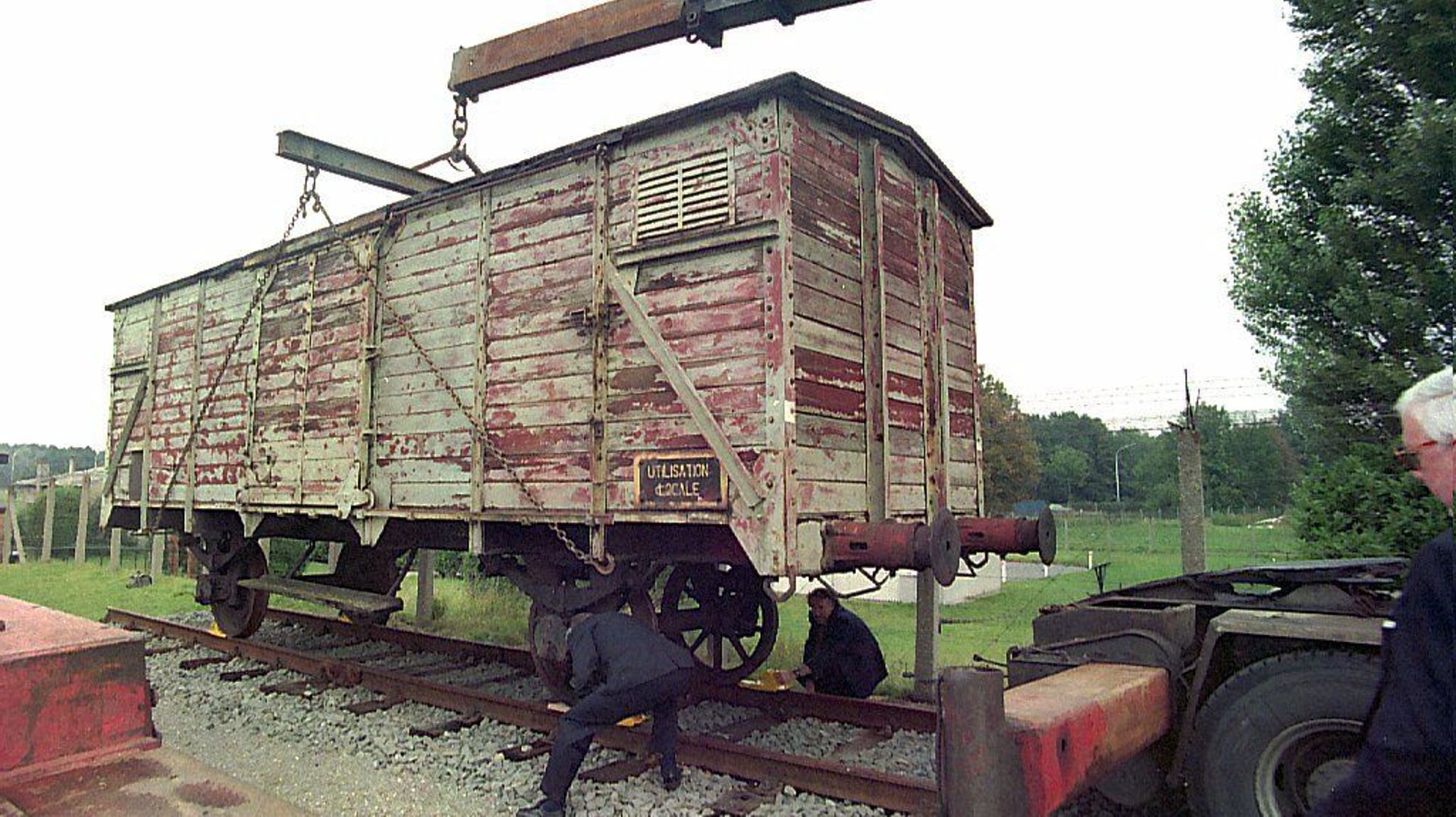 L'un de ces wagons 8 chevaux 40 hommes qui a servi à la déportation des Juifs. Wagon offert ici par la SNCB au Mémorial National du Fort de Breendonk. 
