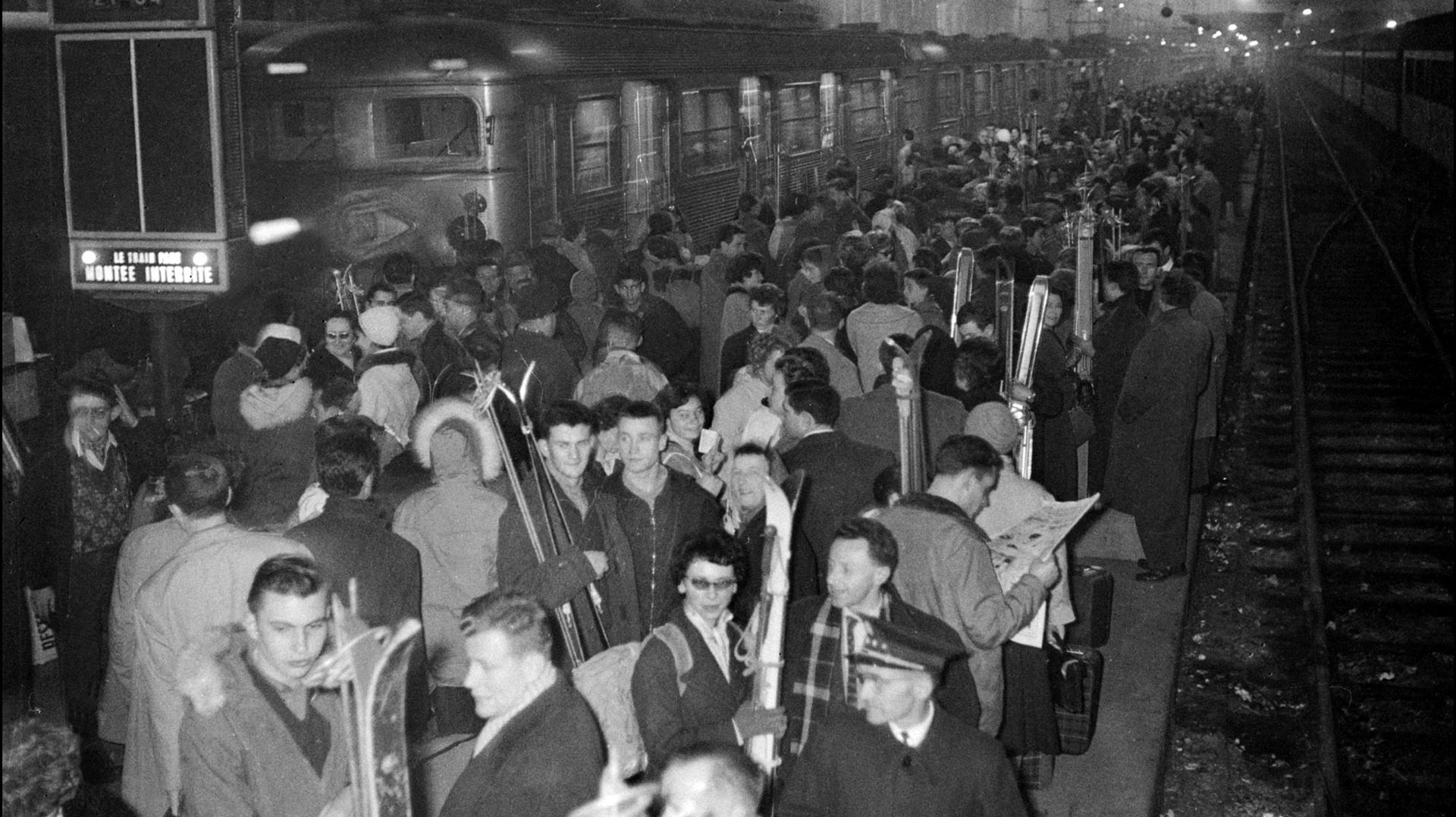 Jeunes skieurs attendent le train à la gare de Lyon, à Paris, en 1958