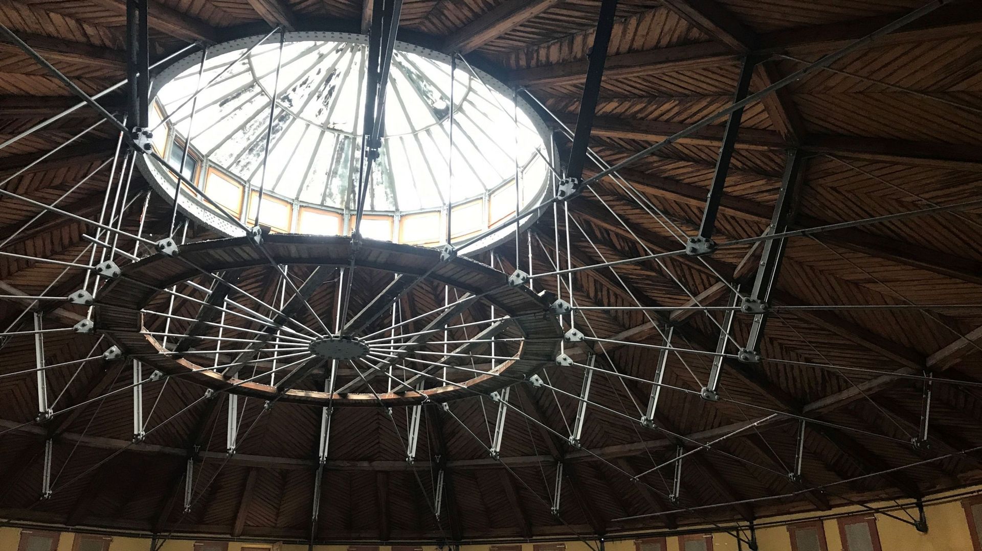 La charpente metal-bois-verre de l’ancien cirque d’hiver de Liège