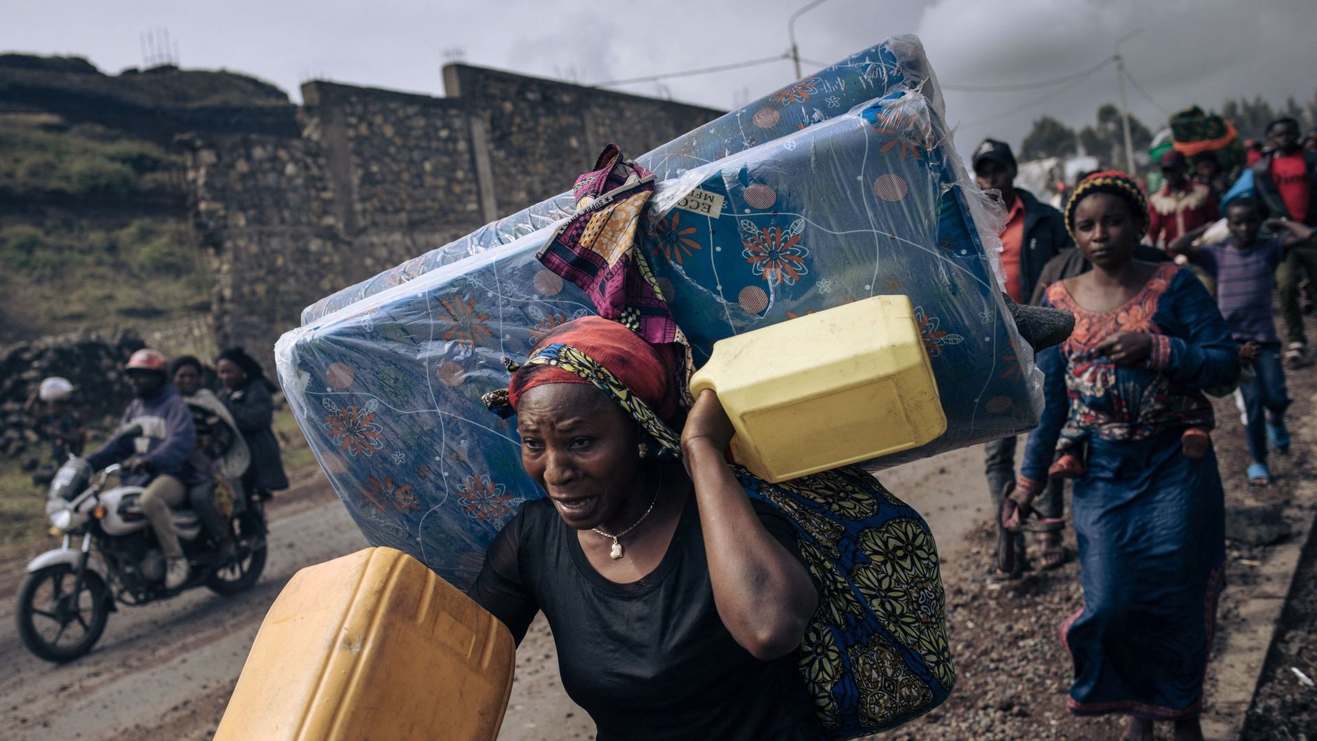 Des personnes déplacées par la guerre fuient vers la ville de Goma, dans l’est de la République du Congo, le 15 novembre 2022.