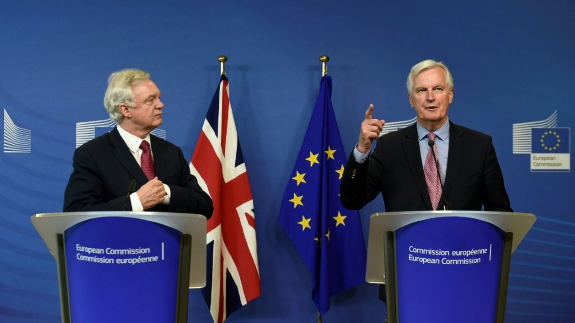 Le négociateur européen Michel Barnier (d) et le ministre britannique du Brexit, David Davis (g), le 19 juin 2017 à Bruxelles lors du lancement des négociations