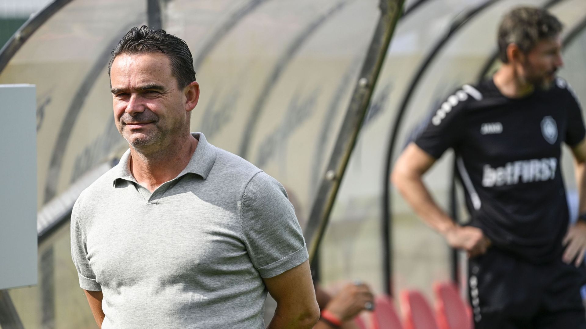 Marc Overmars, Directeur Sportif De L'Antwerp, Victime D'un Léger ...