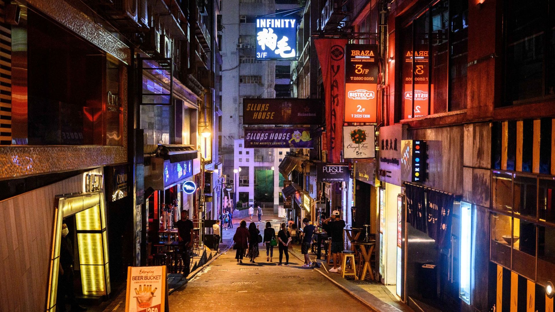 Hong Kong rouvre ses bars et discothèques aux personnes vaccinées