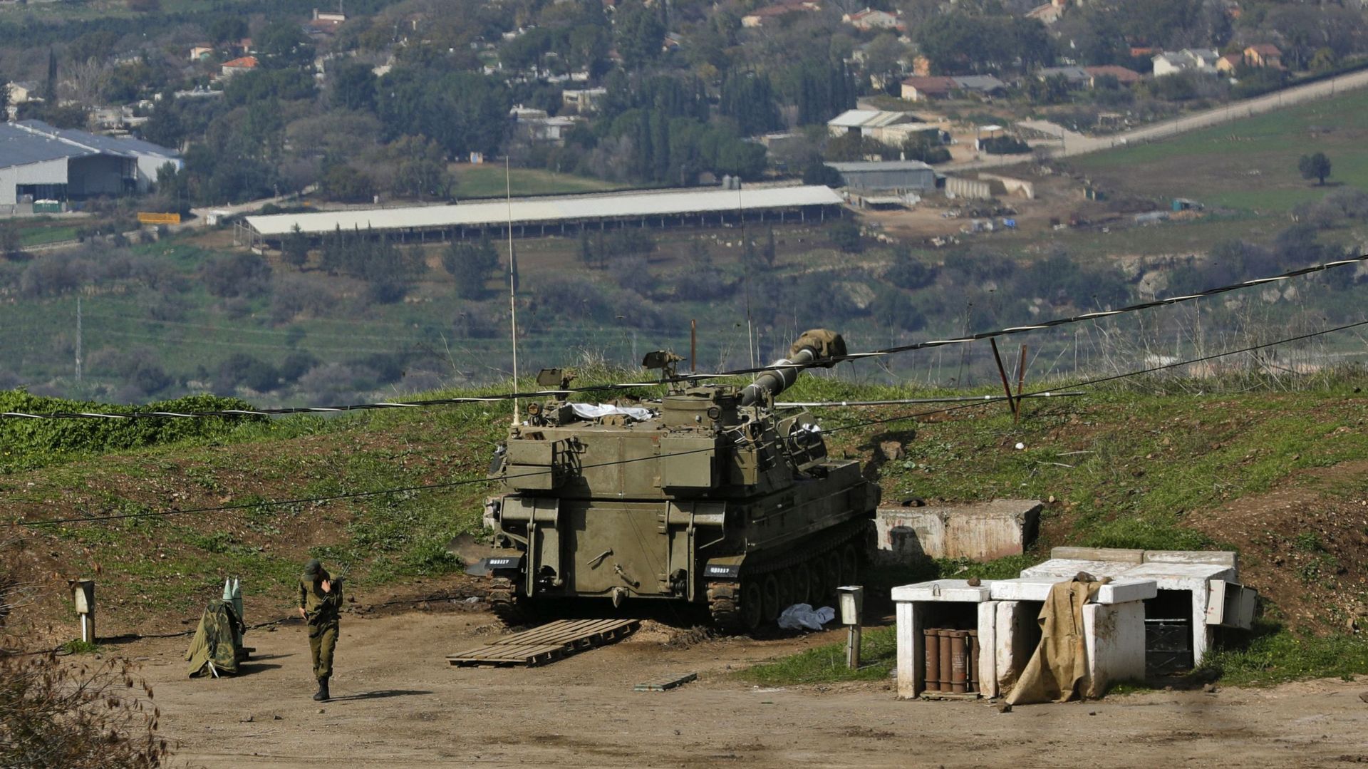 Une photo montre un obusier automoteur à tourelle de 155 mm de fabrication américaine M109 stationné près de la frontière avec le Liban dans le plateau du Golan annexé par Israël, le 18 février 2022.