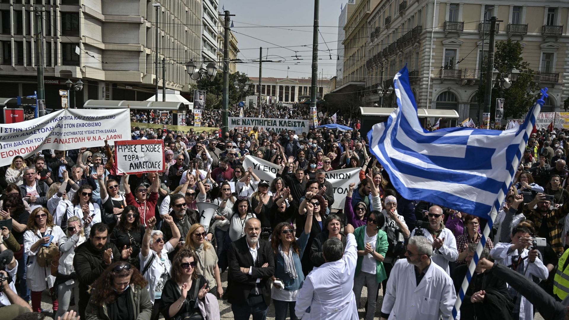 Des manifestants participent à un rassemblement contre la hausse des prix et réclament une augmentation des salaires pendant une grève générale de 24 heures, à Athènes, le 6 avril 2022.