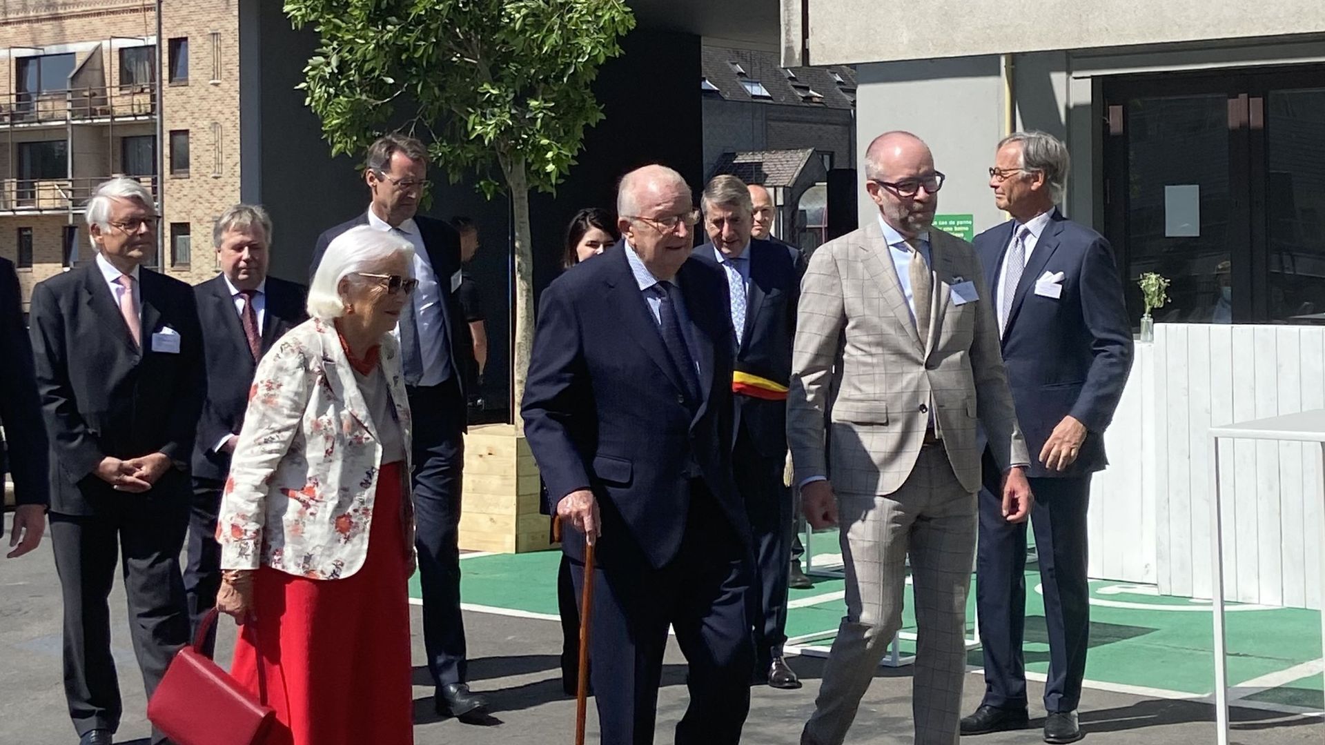 Le Roi Albert II et Paola, accompagné de l’administrateur délégué des Cliniques St-Luc, est venu en personne inaugurer le chantier de l'Institut Roi Albert II. 
