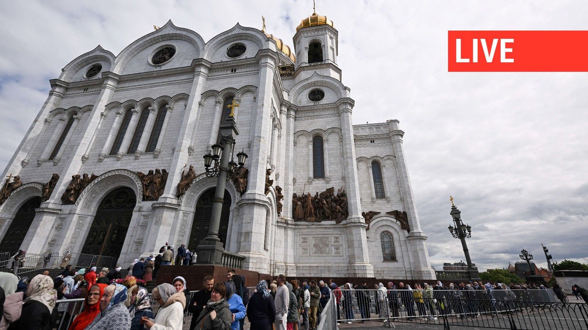 Des croyants orthodoxes russes font la queue pour voir l'icône historique de la "Trinité" d'Andreï Roublev exposée à la cathédrale du Christ-Sauveur à Moscou, le 4 juin 2023.