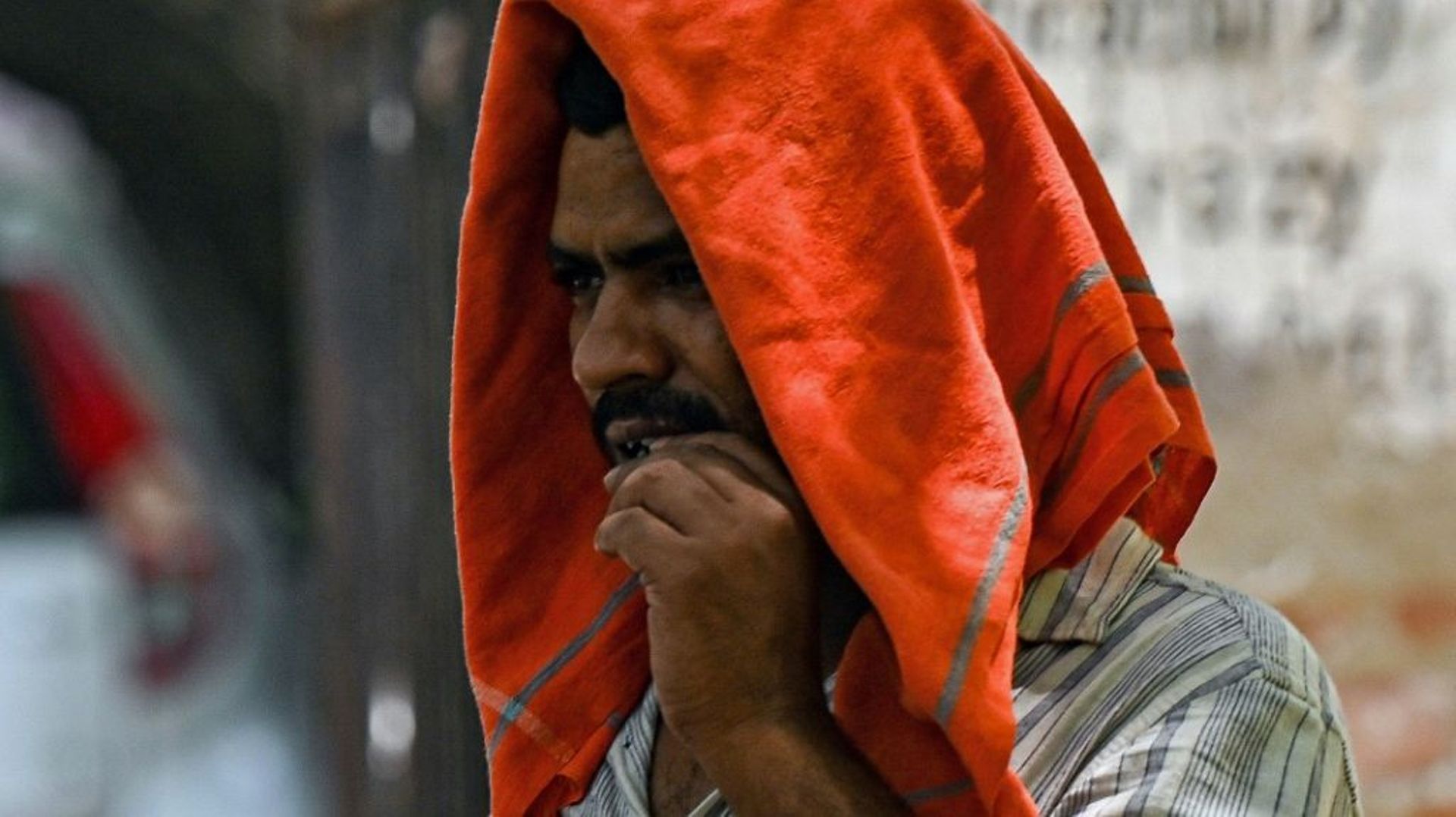 Un homme couvre sa tête d’un tissu pour se protéger de la chaleur lors d’une chaude journée d’été, le 28 avril 2022 à New Delhi, en Inde.