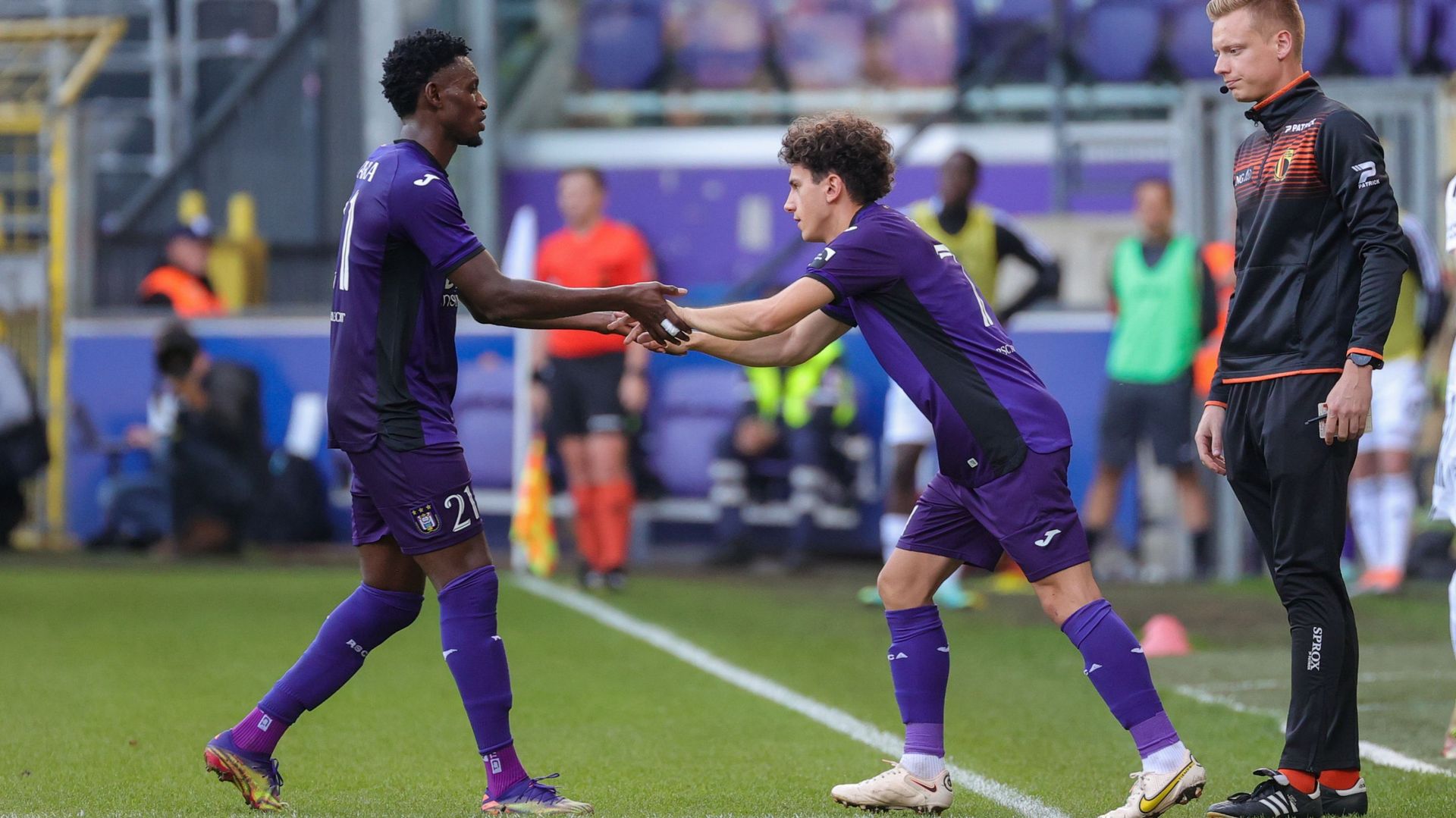 Club's Krepin Diatta and Anderlecht's Yari Verschaeren fight for the ball  during a soccer match between Club Brugge KV and RSC Anderlecht, Sunday 22  September 2019 in Brugge, on day eight of