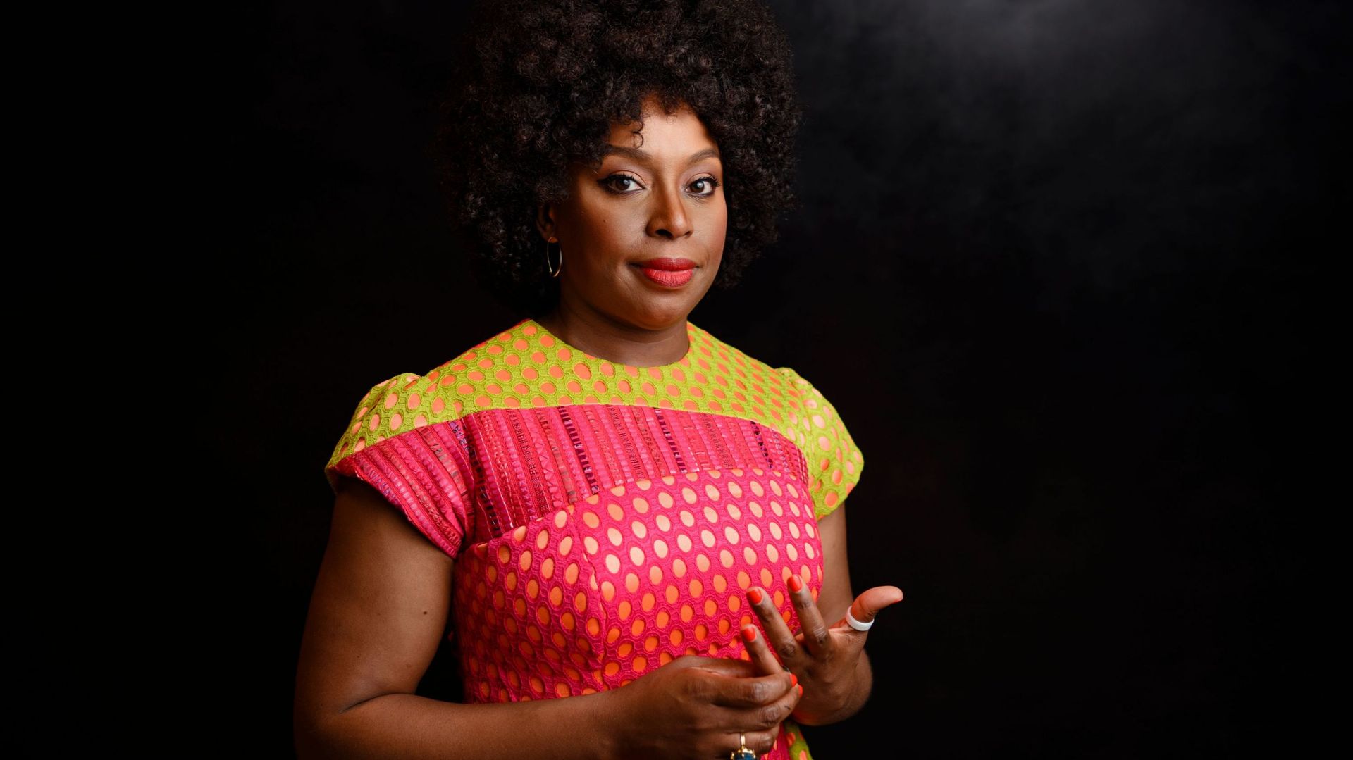 Chimamanda Ngozi Adichie : "J’aimerais que plus d’hommes se lèvent et défendent les concepts du féminisme dans cette masculinosphère"