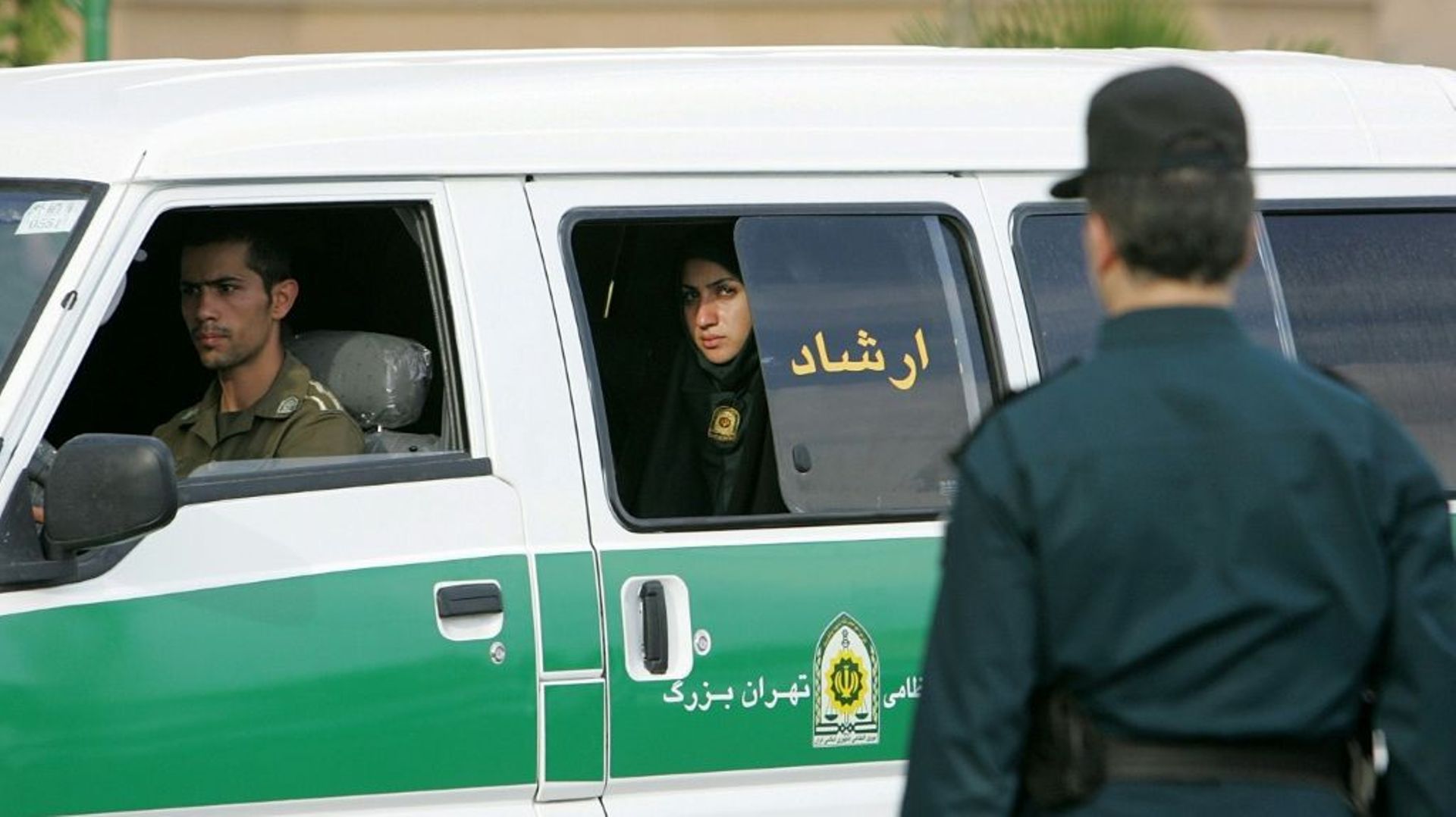 Une membre de la police iranienne des moeurs dans un véhicule de cette unité, lors d'une patrouille à Téhéran, le 23 juillet 2007