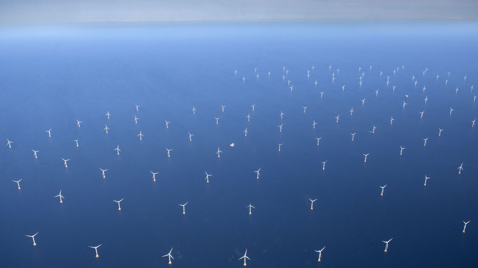 Cette photographie aérienne prise le 16 juin 2022 montre un parc d’éoliennes dans la mer Baltique, au nord-est de l’île de Rugen en Allemagne.