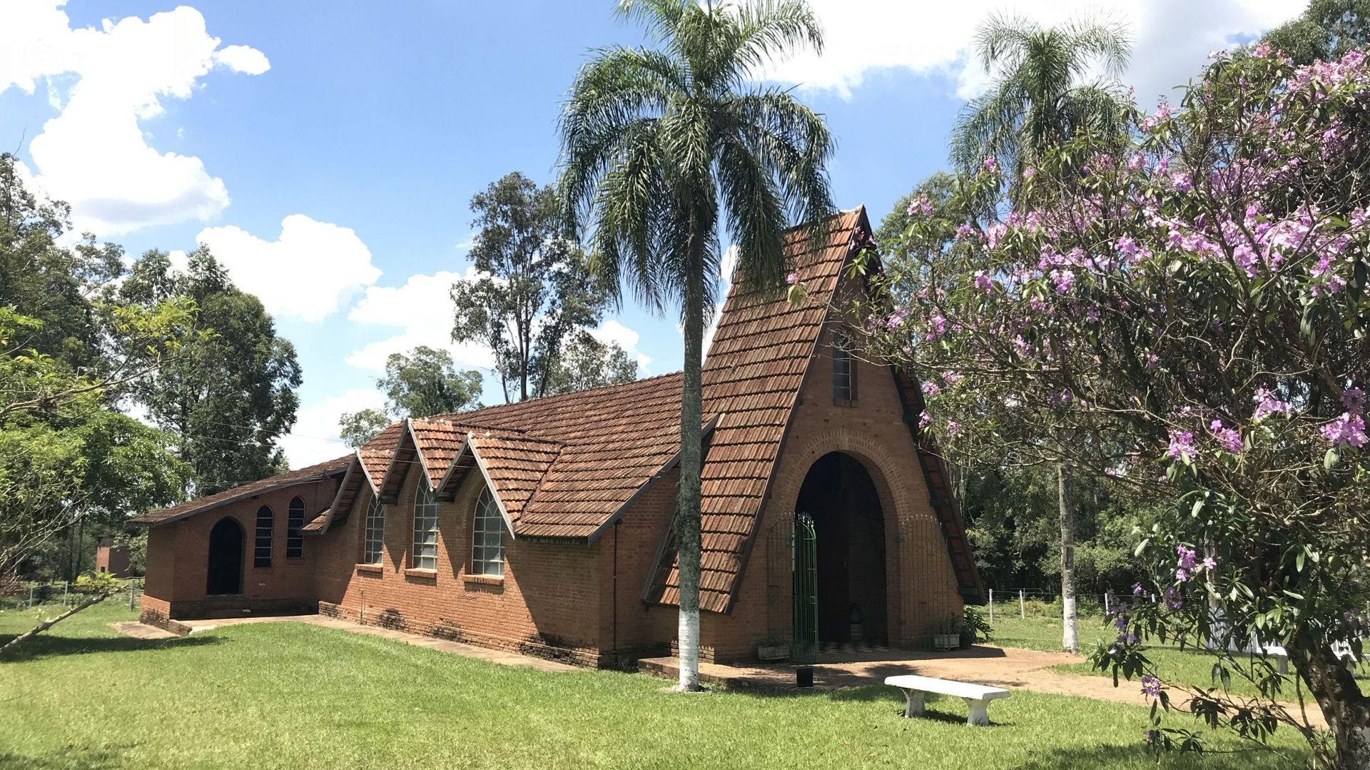 L'église emblématique du village de Monte Alegre a été dessinée par un architecte belge qui habitait sur place, Mr. Hoppenbrouwers. Elle est aujourd'hui connue sous le nom de Capela Santo Agostinho. 