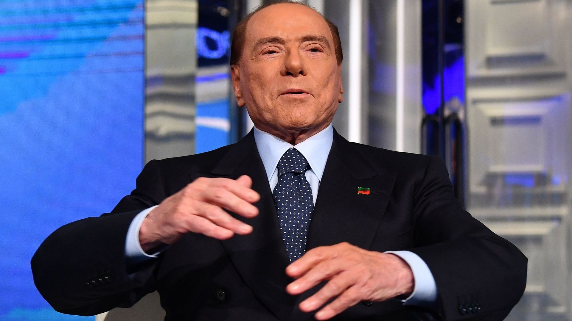Pour Silvio Berlusconi, il est "naturel que les femmes soient contentes" d'être courtisées