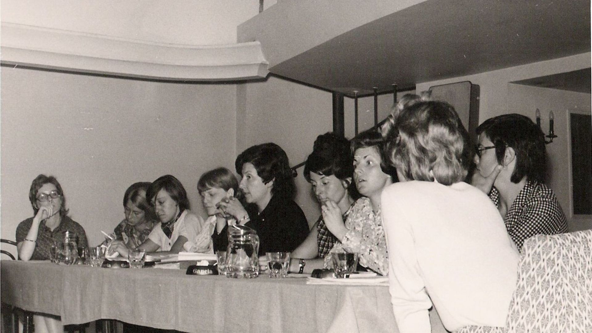 Assemblée générale fondatrice de la BCFH, en 1971. Monique Genonceaux est au centre, en noir.