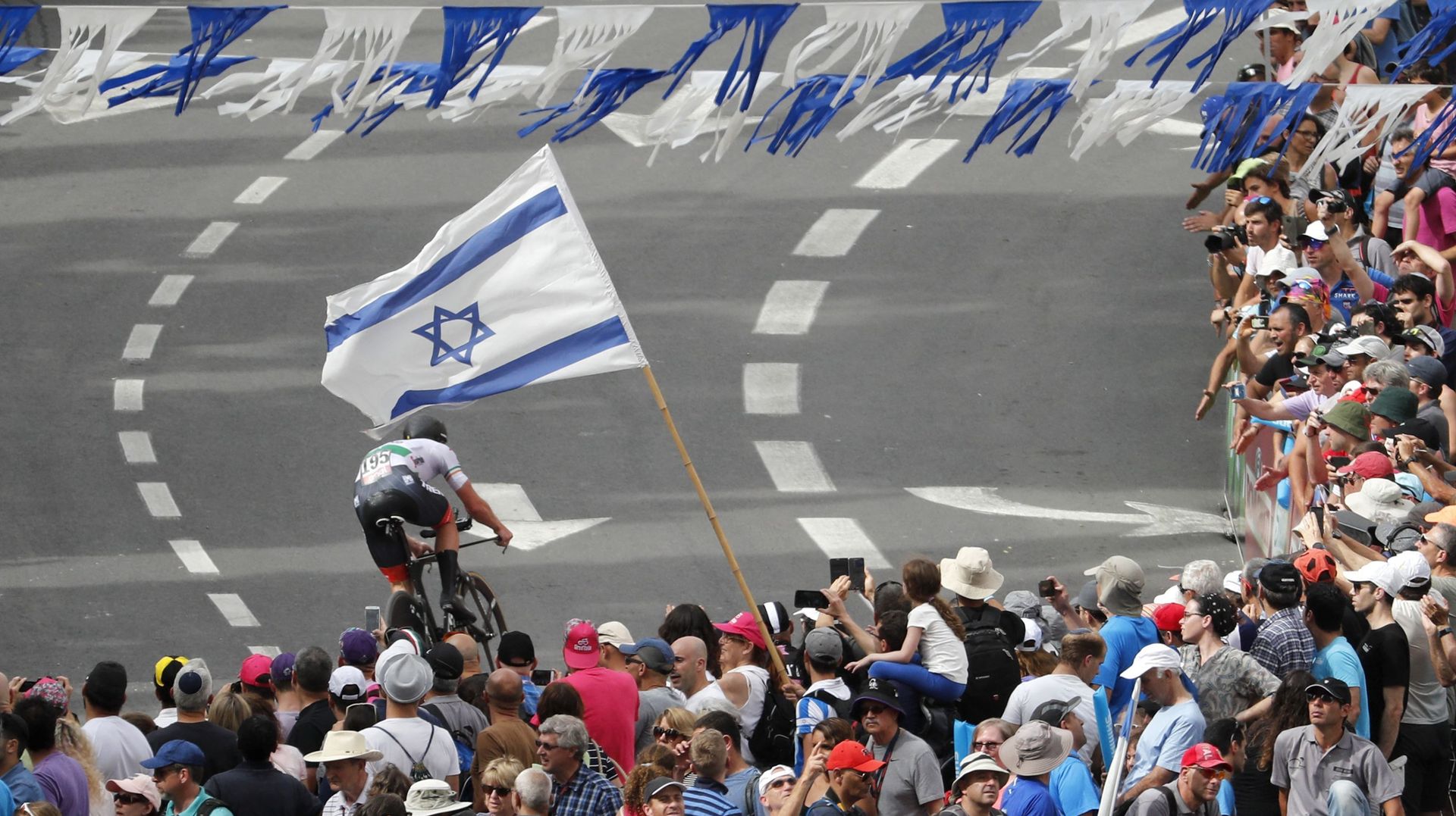 Le coureur Irlandais Ryan Mullen lors du contre-la-montre inaugural de la 101e édition du Giro, à Jérusalem.
