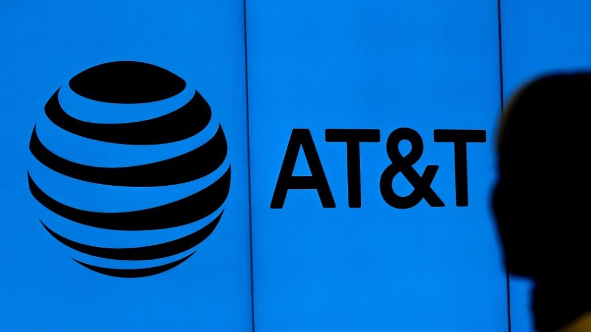 Logo de AT&T sur le bâtiment de son siège à Dallas, le 13 mars 2020