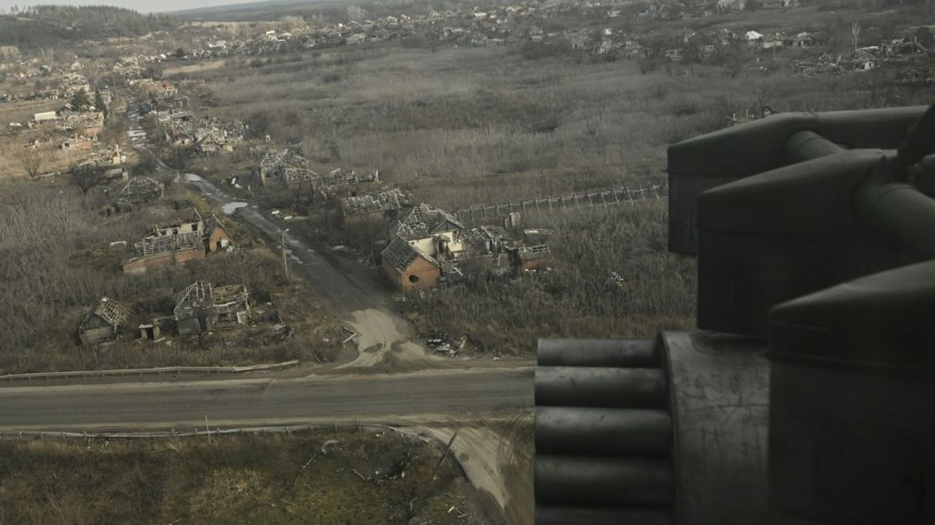 Un hélicoptère ukrainien Mil MI-8 vole au-dessus d’un village détruit dans l’est de l’Ukraine, le 10 mars 2023