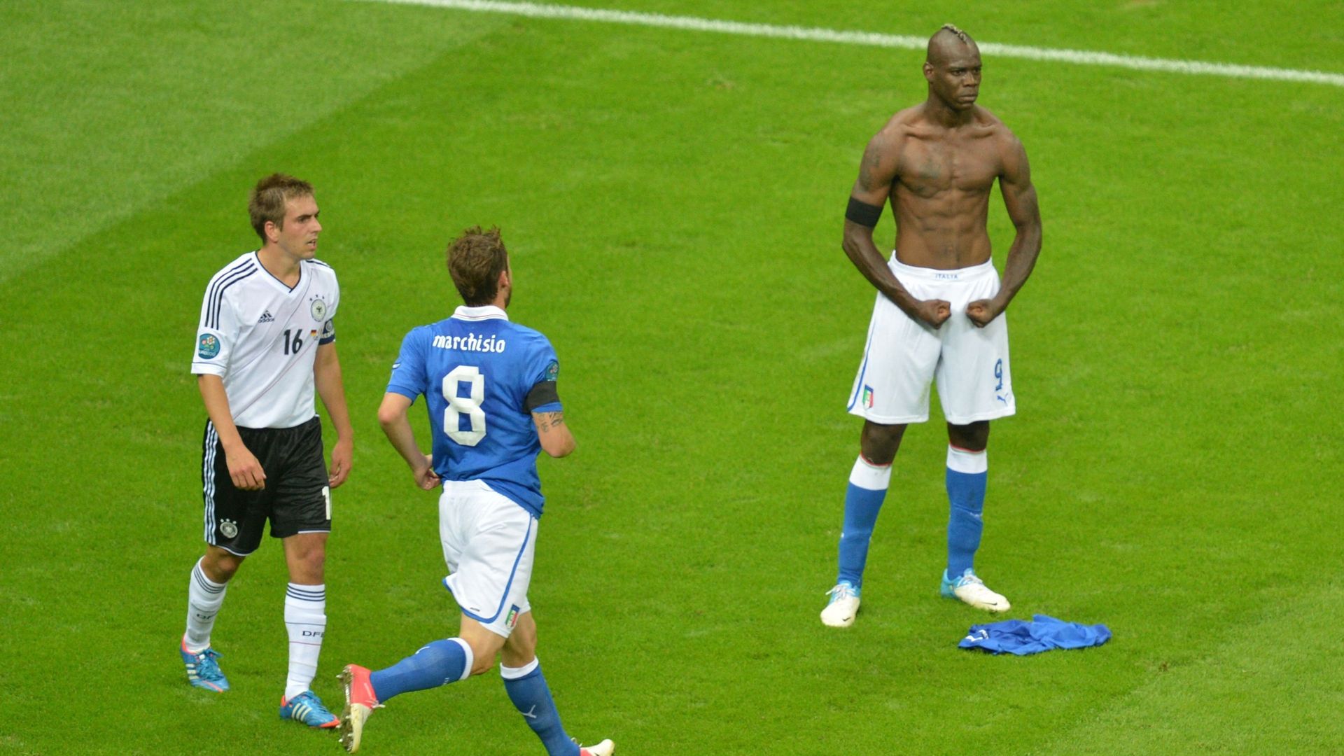 Mario Balotelli célèbre son but face à l' Allemagne lors de l’Euro 2012.
