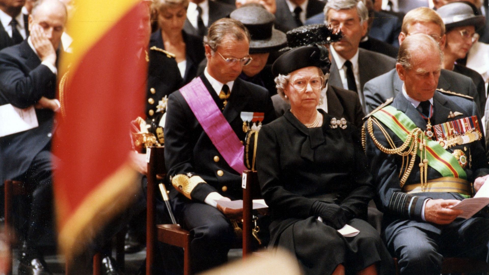La Reine Elizabeth II avait assisté aux funérailles du Roi Baudoin, une présence exceptionnelle pour la Reine qui n'assiste jamais aux funérailles d'un dirigeant à l'étranger.