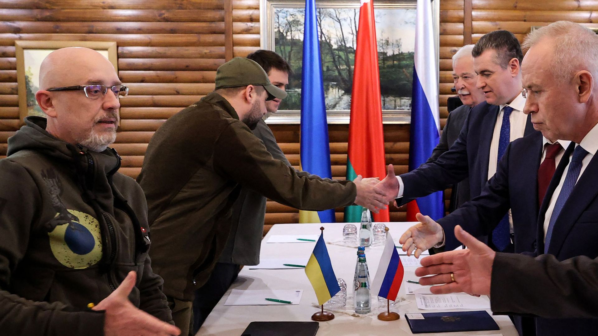 L’Ukraine et la Russie s’accordent sur des "couloirs humanitaires" pour l’évacuation des civils lors d’un second round de négociations en Biélorussie.