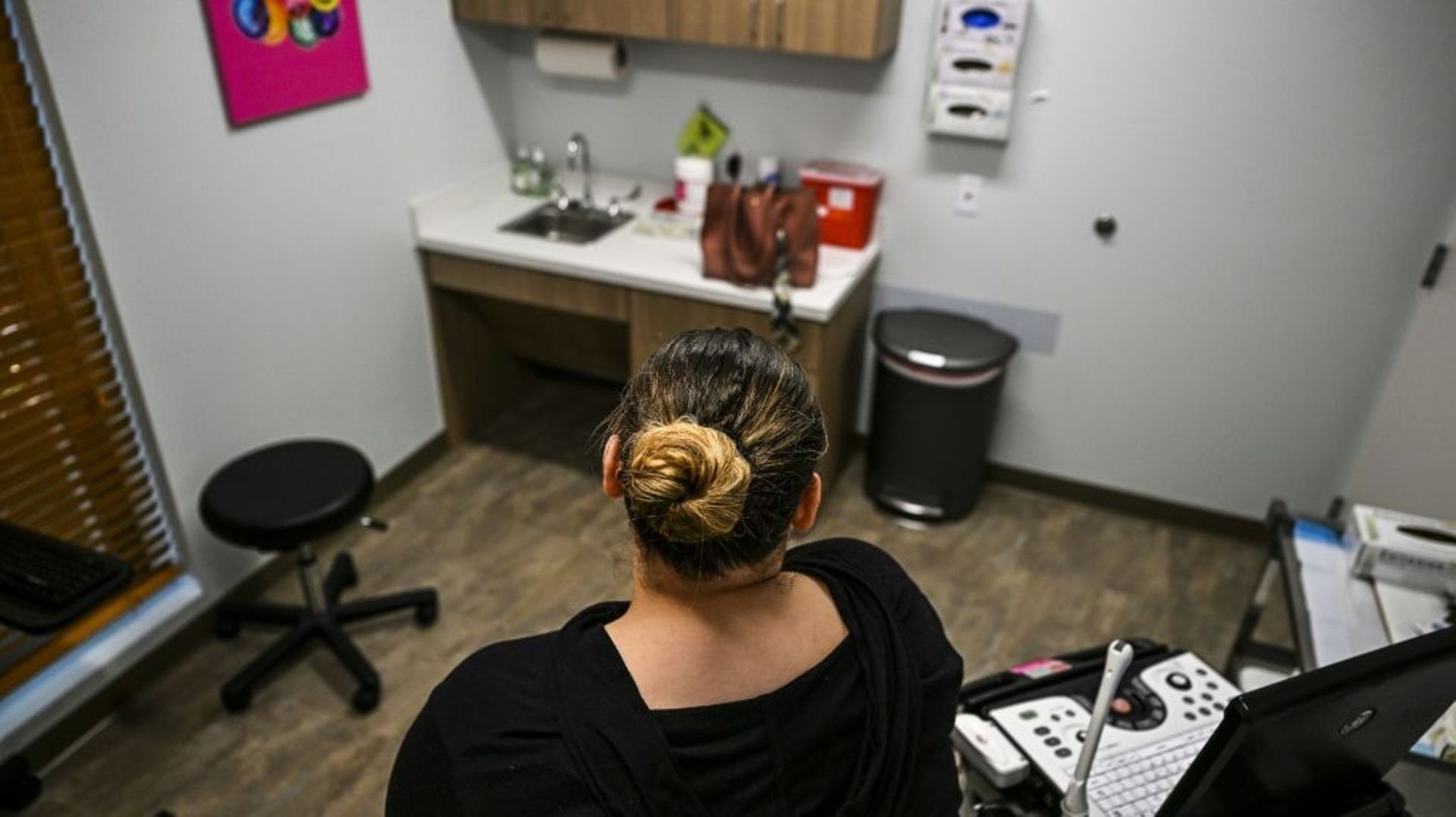 Une femme attend avant de subir un avortement dans une clinique de West Palm Beach, le 14 juillet 2022 en Floride 