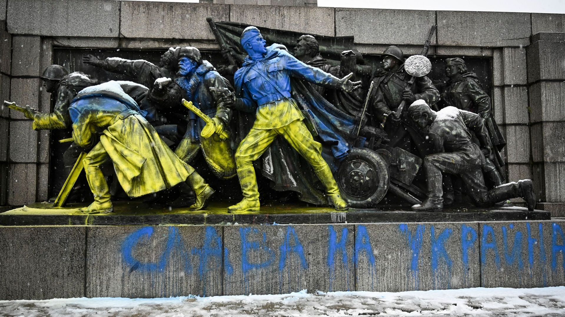 Les figures de soldats soviétiques fraîchement peintes aux couleurs du drapeau ukrainien au pied du monument de l'armée soviétique à Sofia, le 27 février 2022, en réaction à l'invasion de l'Ukraine par la Russie (illustration) 