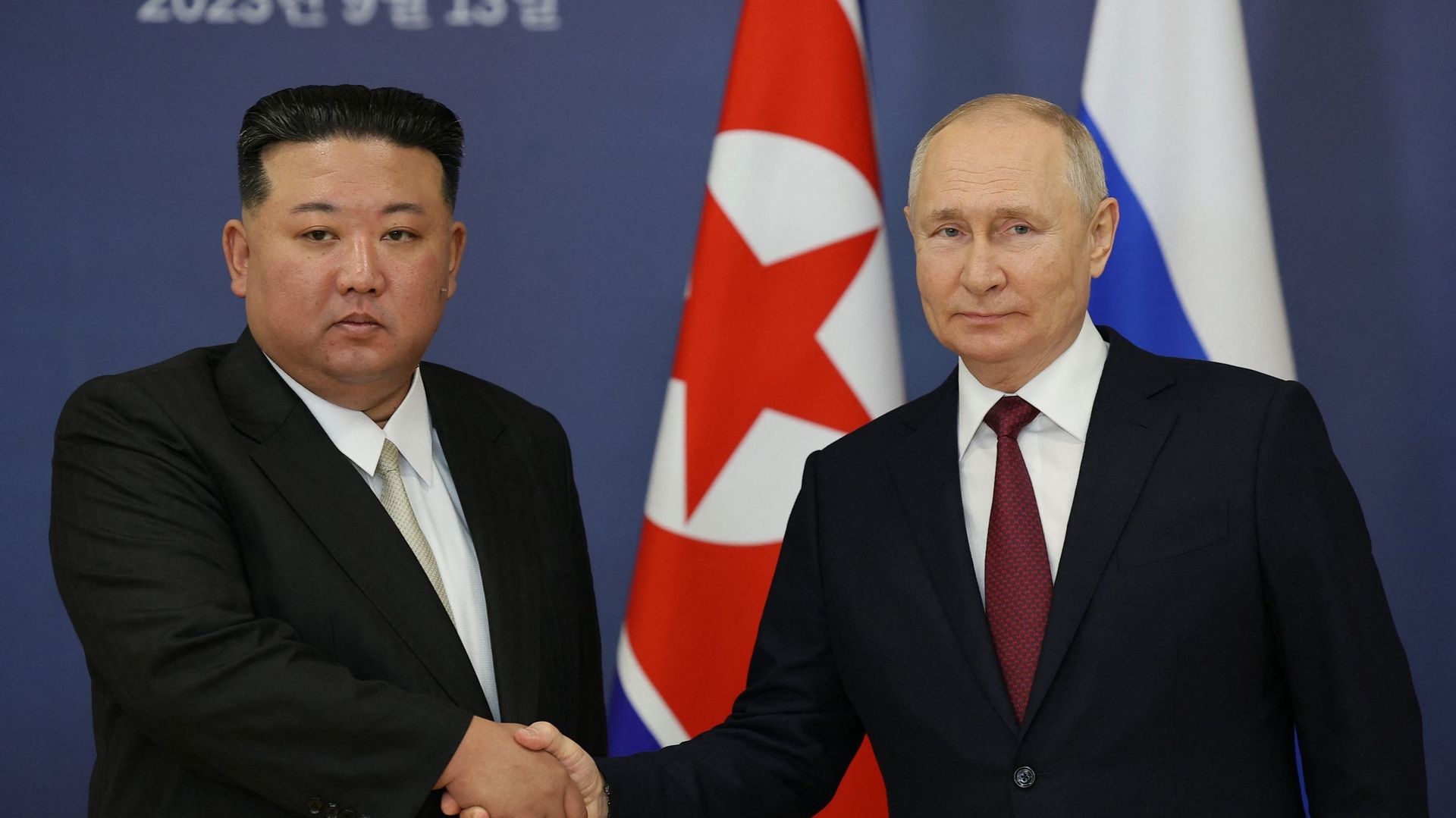 Cette image diffusée par l'agence Sputnik montre le président russe Vladimir Poutine (à droite) et le dirigeant nord-coréen Kim Jong Un (à gauche) se serrant la main lors de leur rencontre au cosmodrome de Vostochny, dans la région d'Amur, le 13 septembre