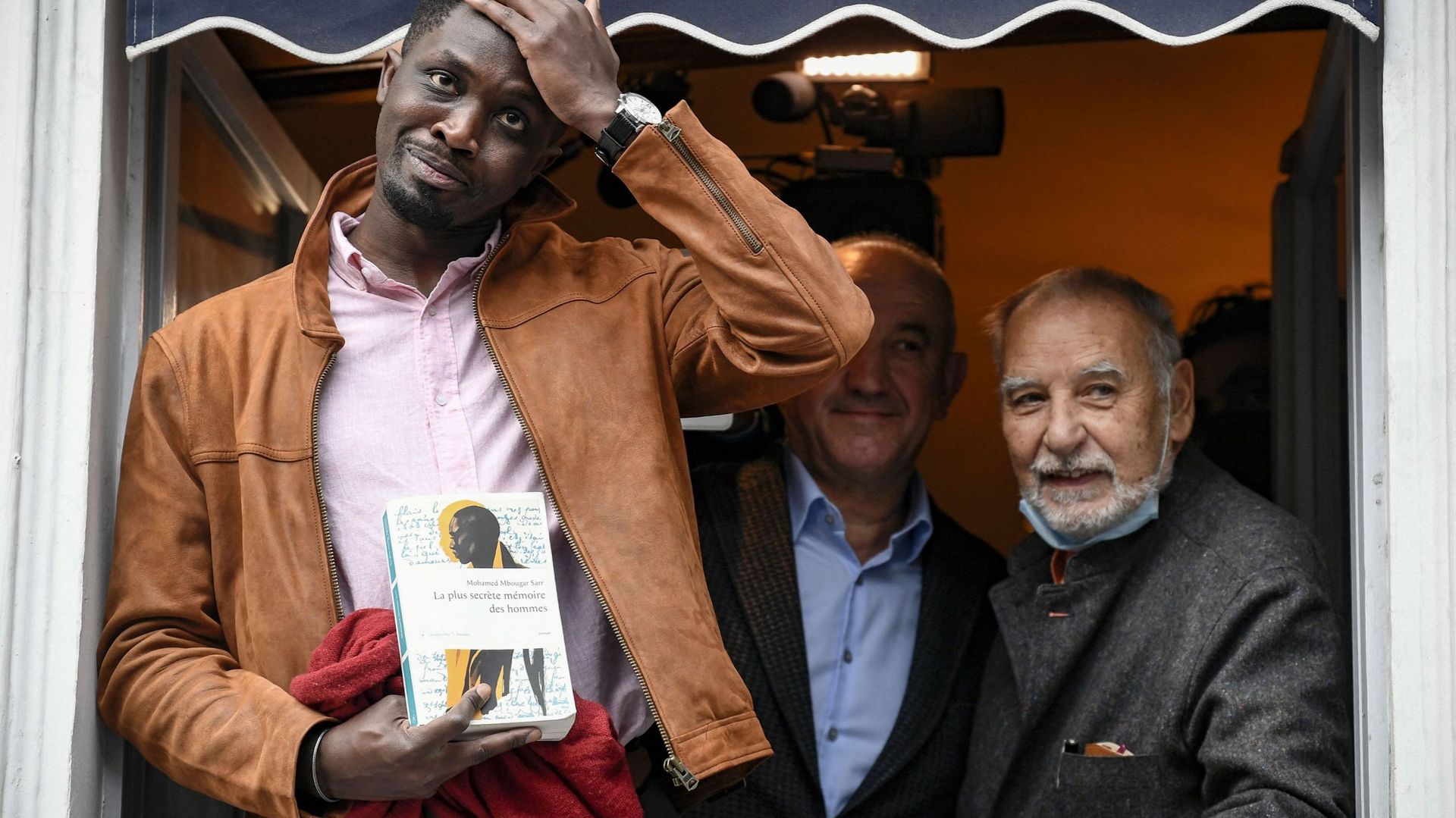 Mohamed Mbougar Sarr ce 3 novembre à Paris (derrière : Philippe Claudel et Tahar Ben Jelloun)