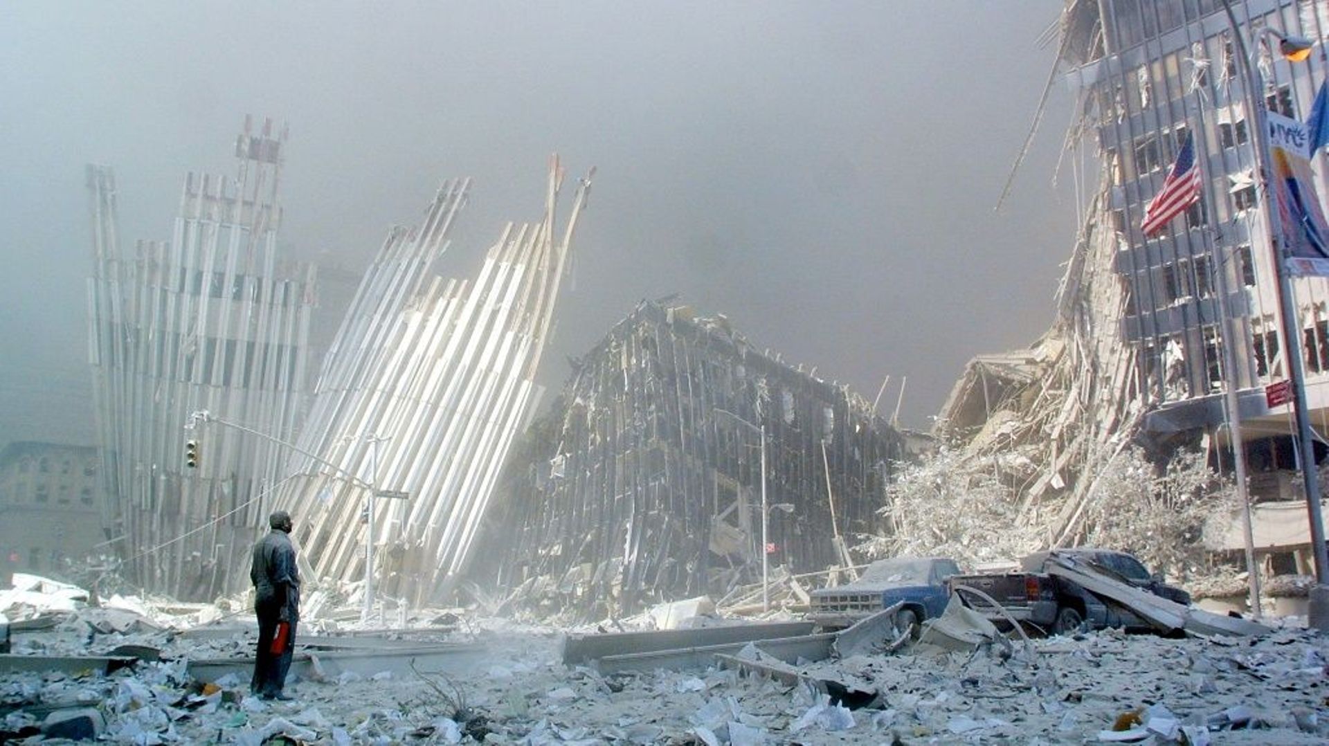 La fumée continue à s’élever de la pointe de Manhattan, le 15 septembre 2001, quatre jours après les attentats
