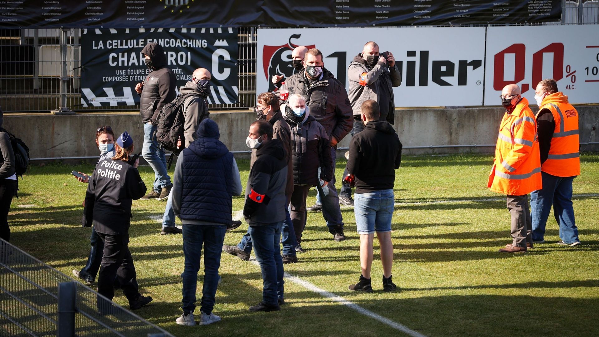 Football : Des supporters de Charleroi sur la pelouse