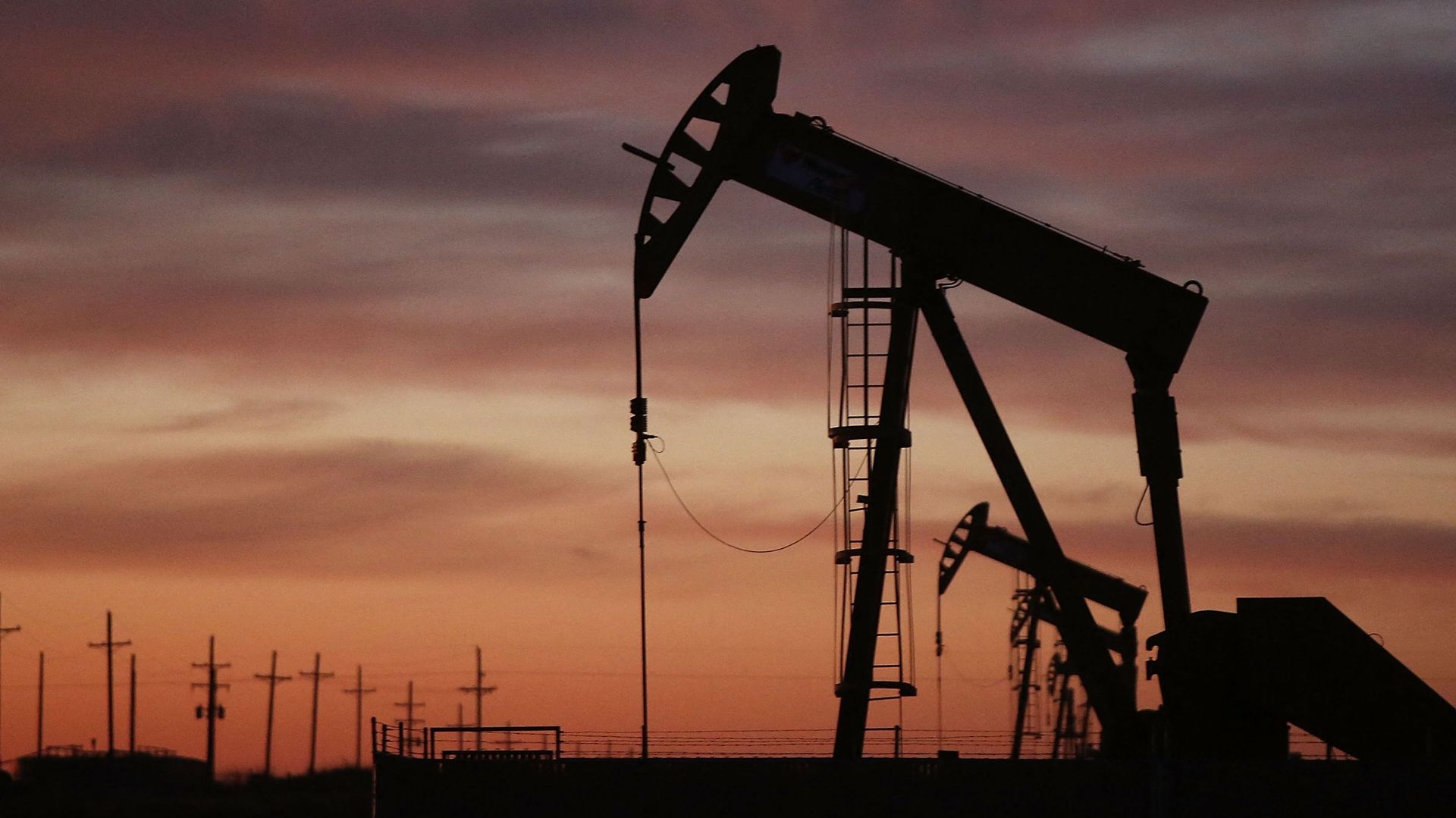 Une pompe à pétrole travaille à l'aube dans le champ pétrolier du bassin permien, le 20 janvier 2016, dans la ville pétrolière d'Andrews, au Texas (illustration).