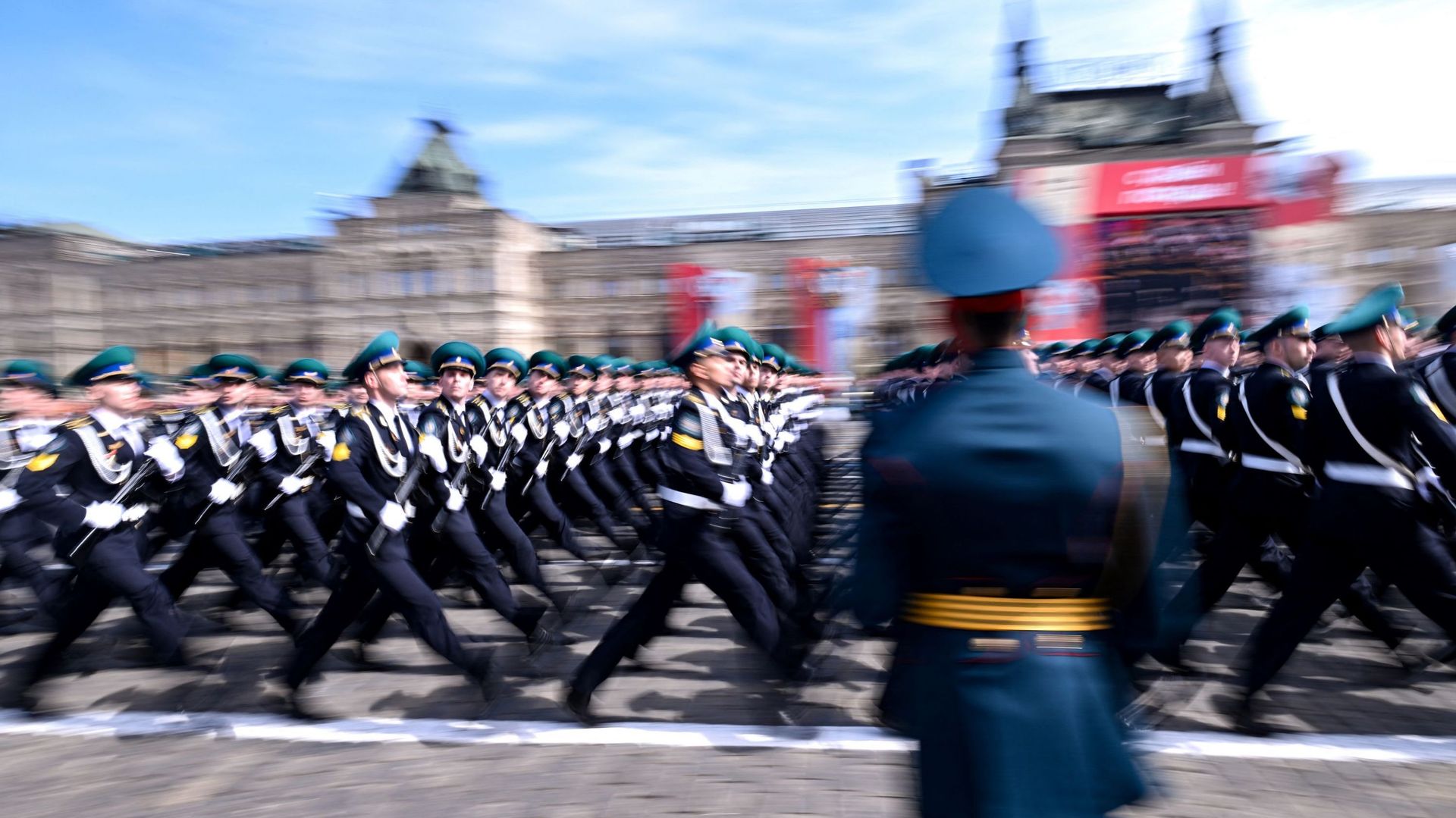 Des militaires russes défilent sur la Place Rouge lors de la répétition générale du défilé militaire du jour de la Victoire dans le centre de Moscou le 7 mai 2022.