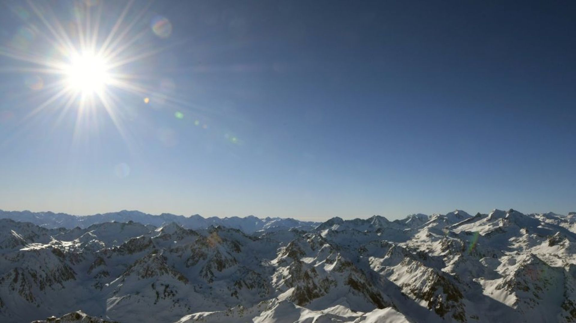Vue des montagnes pyrénéennes le 30 janvier 2018, depuis l'observatoire du Pic du Midi à Bagnères-de-Bigorre