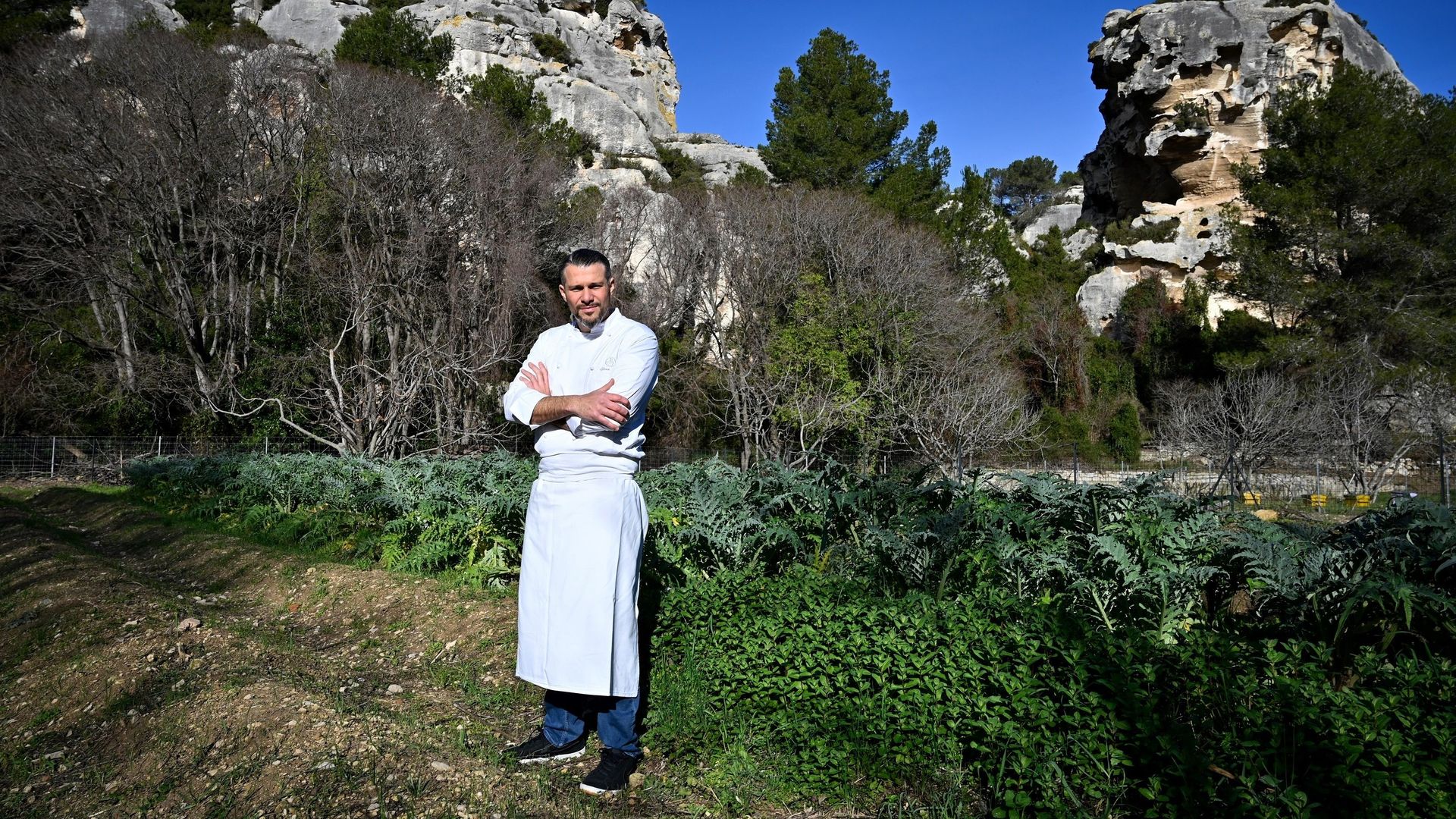 Auréolé d'une troisième étoile Michelin, Glenn Viel, chef de l'Oustau de Baumanière en Provence s'enorgueillit tout autant de son trophée "gastronomie durable", qui couronne un engagement écologique